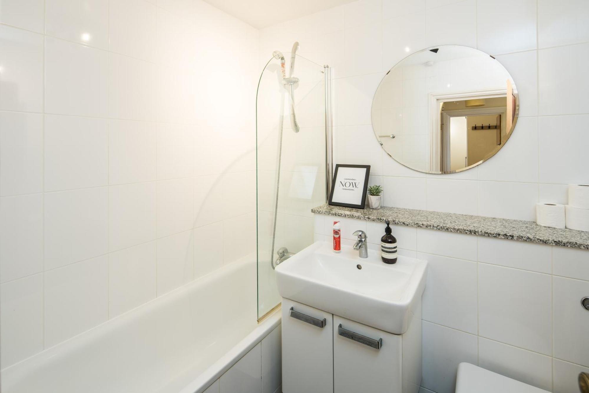 Cosy High-ceiling Victorian Flat With Balcony - 2mins To Hyde Park, Kensington Palace, Nottinghill, High Street Kensington,2br 2baths Apartment London