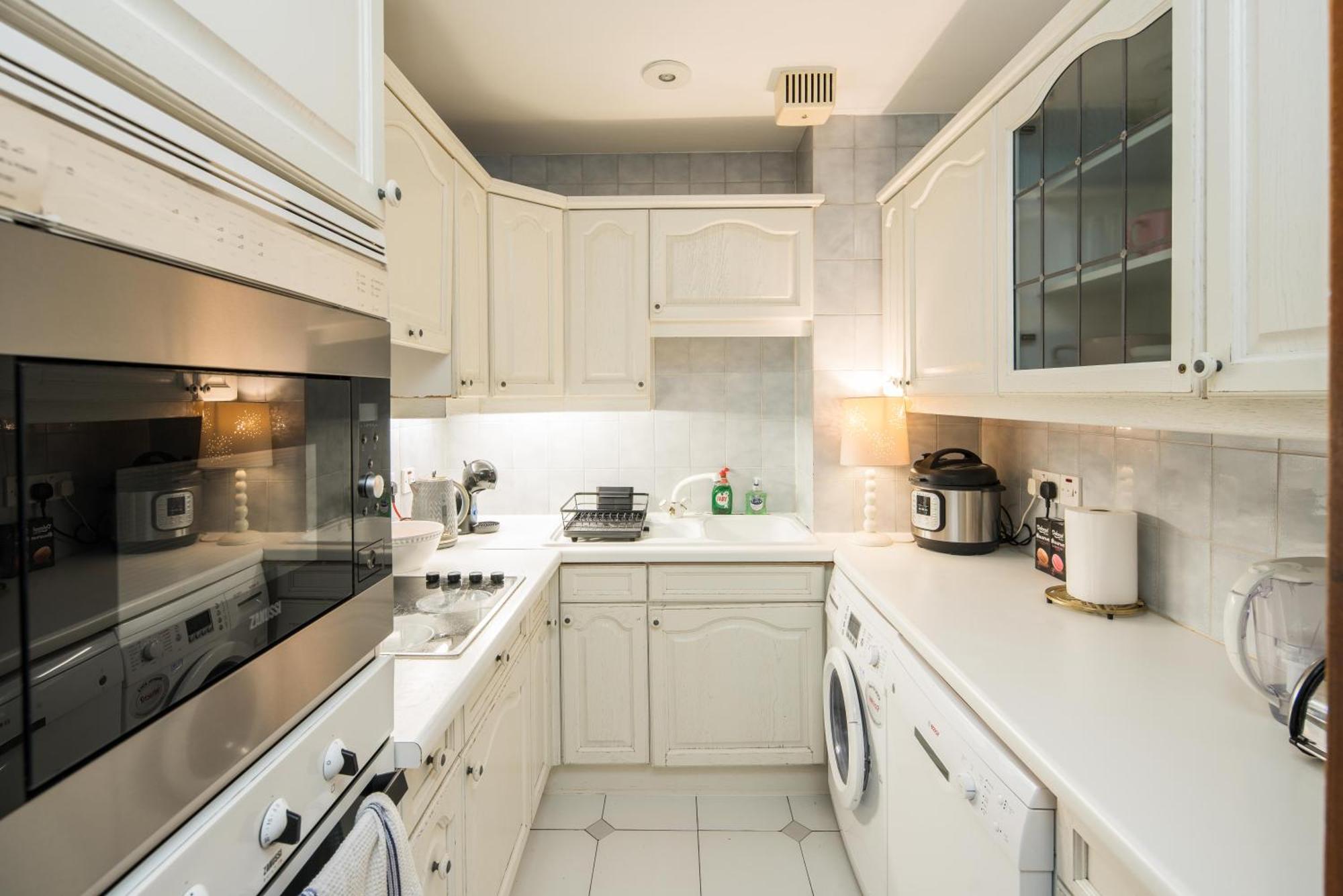Cosy High-ceiling Victorian Flat With Balcony - 2mins To Hyde Park, Kensington Palace, Nottinghill, High Street Kensington,2br 2baths Apartment