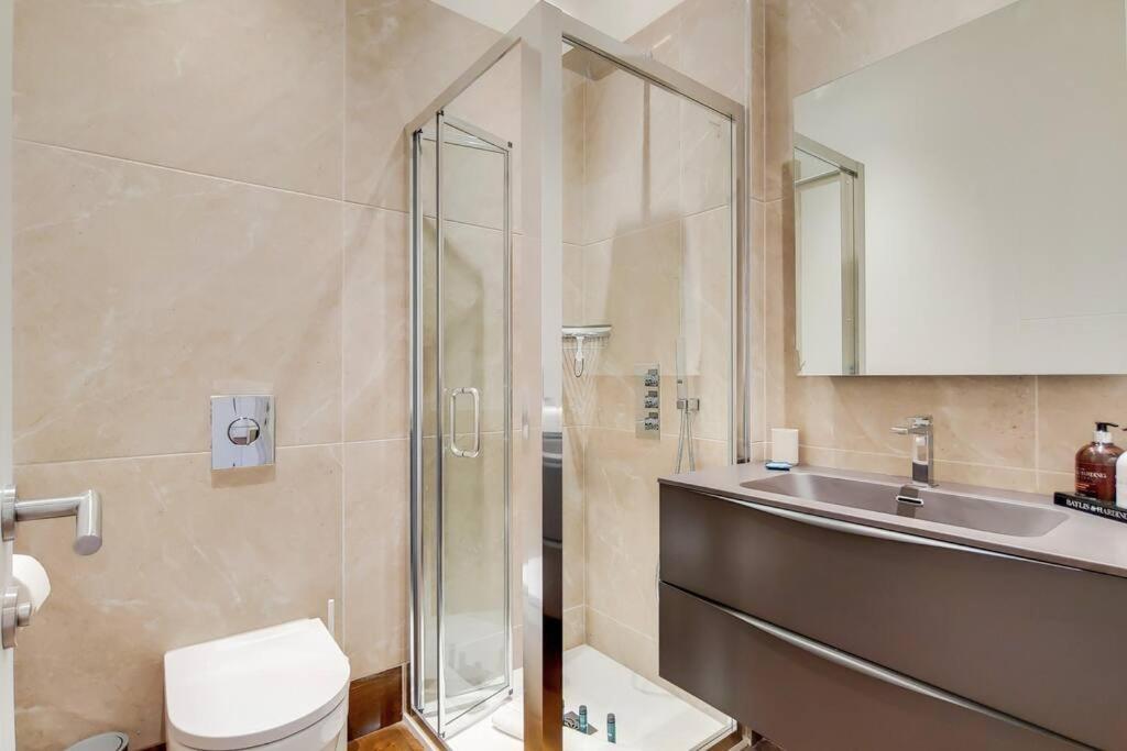 8 Borough - Modern & Elegant 2-bed, 2-bath Apartamento *