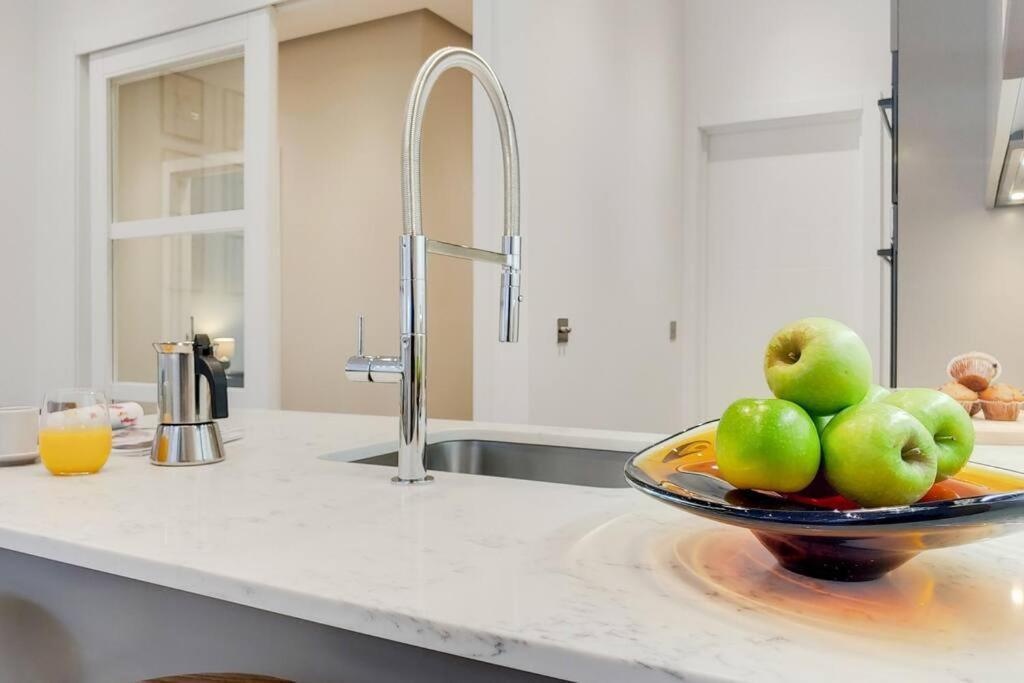 8 Borough - Modern & Elegant 2-bed, 2-bath Apartamento *