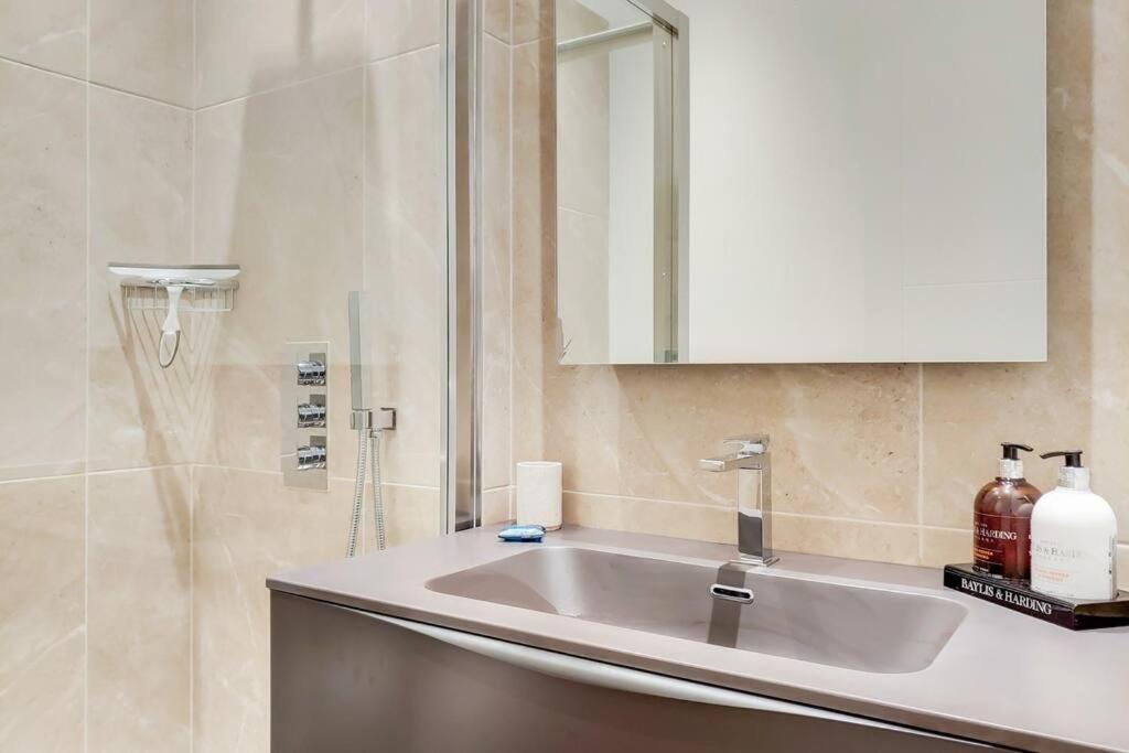 8 Borough - Modern & Elegant 2-bed, 2-bath Apartamento *