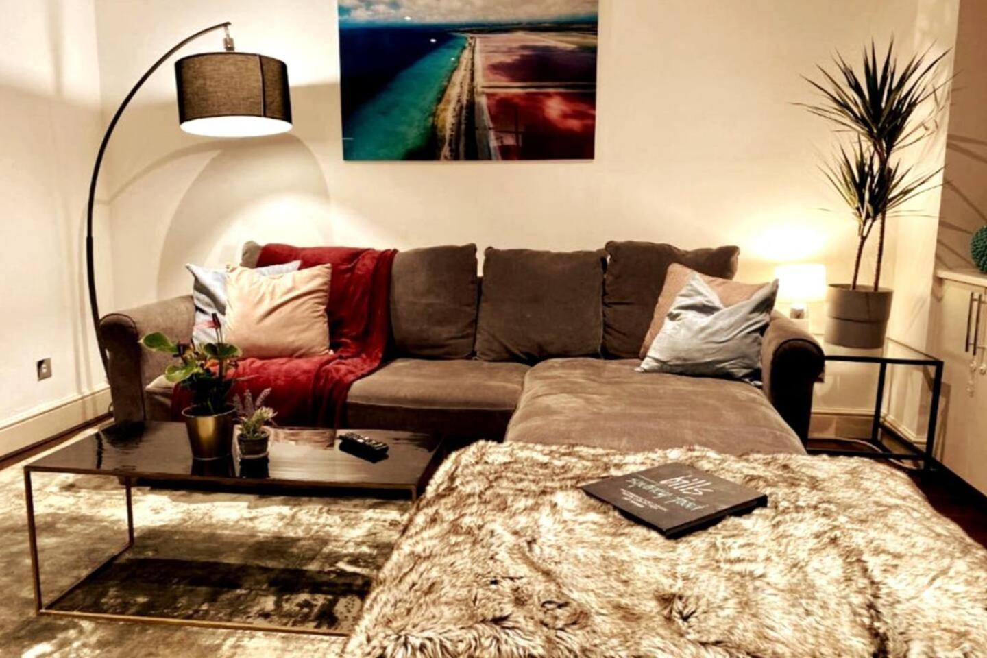 Niru Experience Hidden Gem In Chelsea 2bd 2ba London