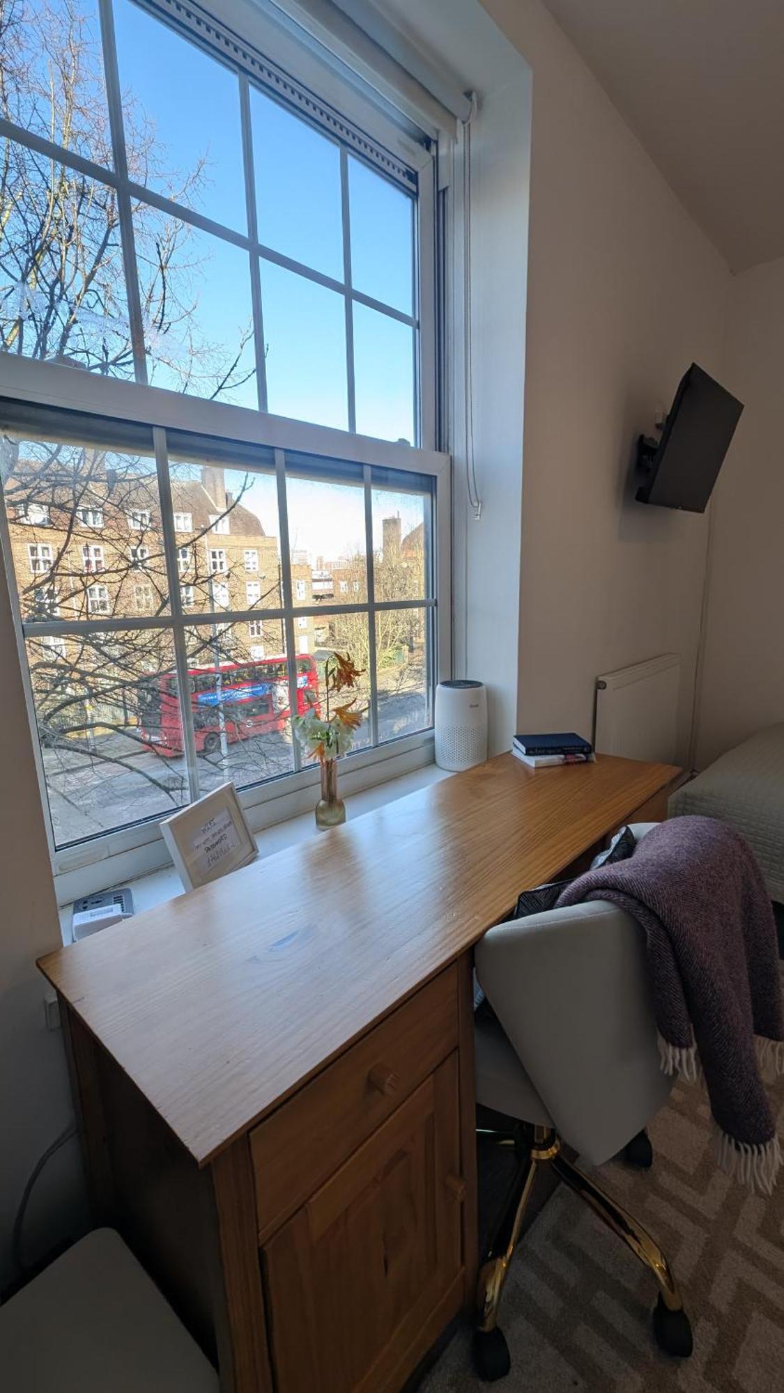 Single Close To Battersea
