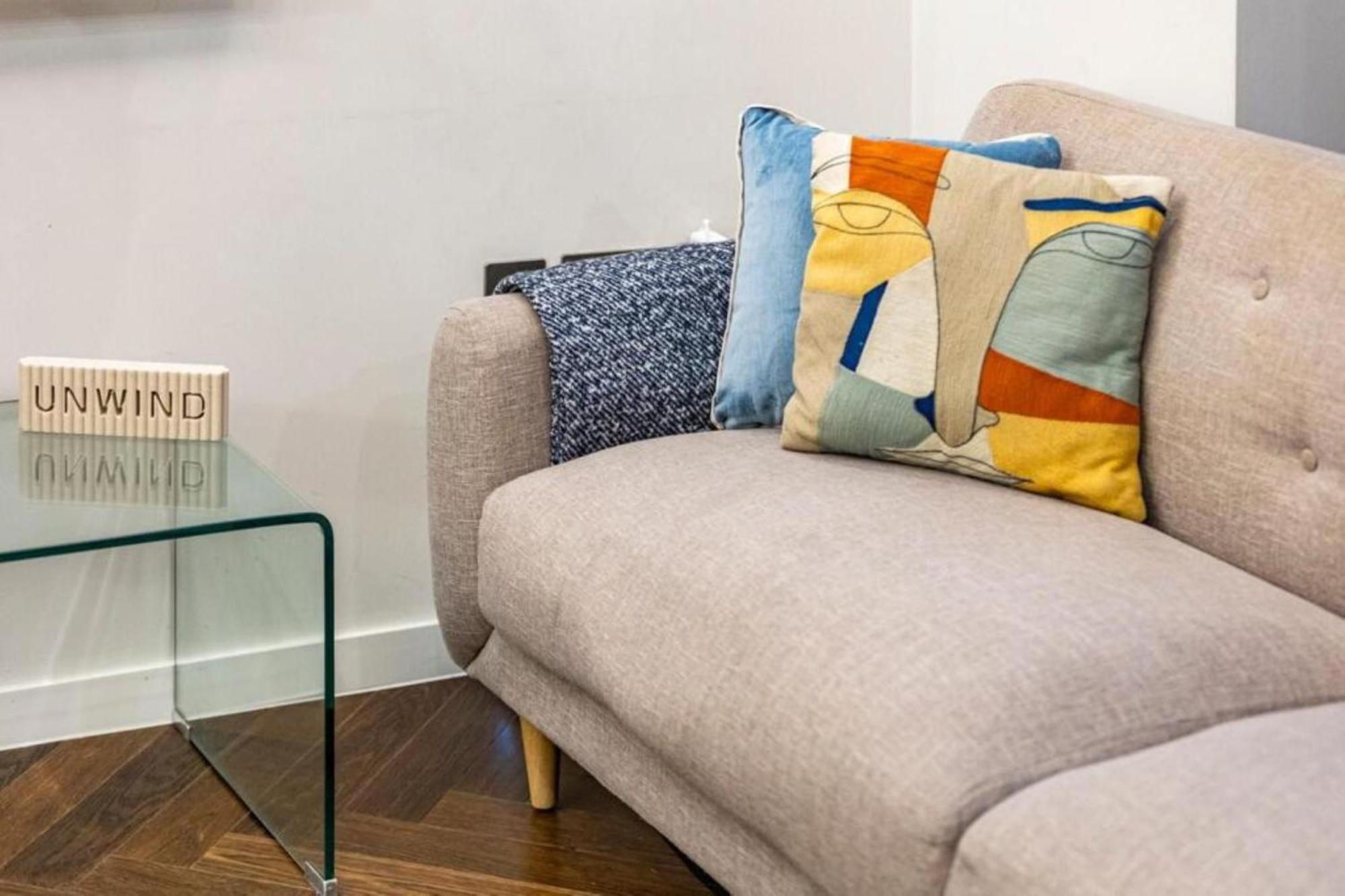 Modern Simplicity, Minimalist 2br Flat In * Londres