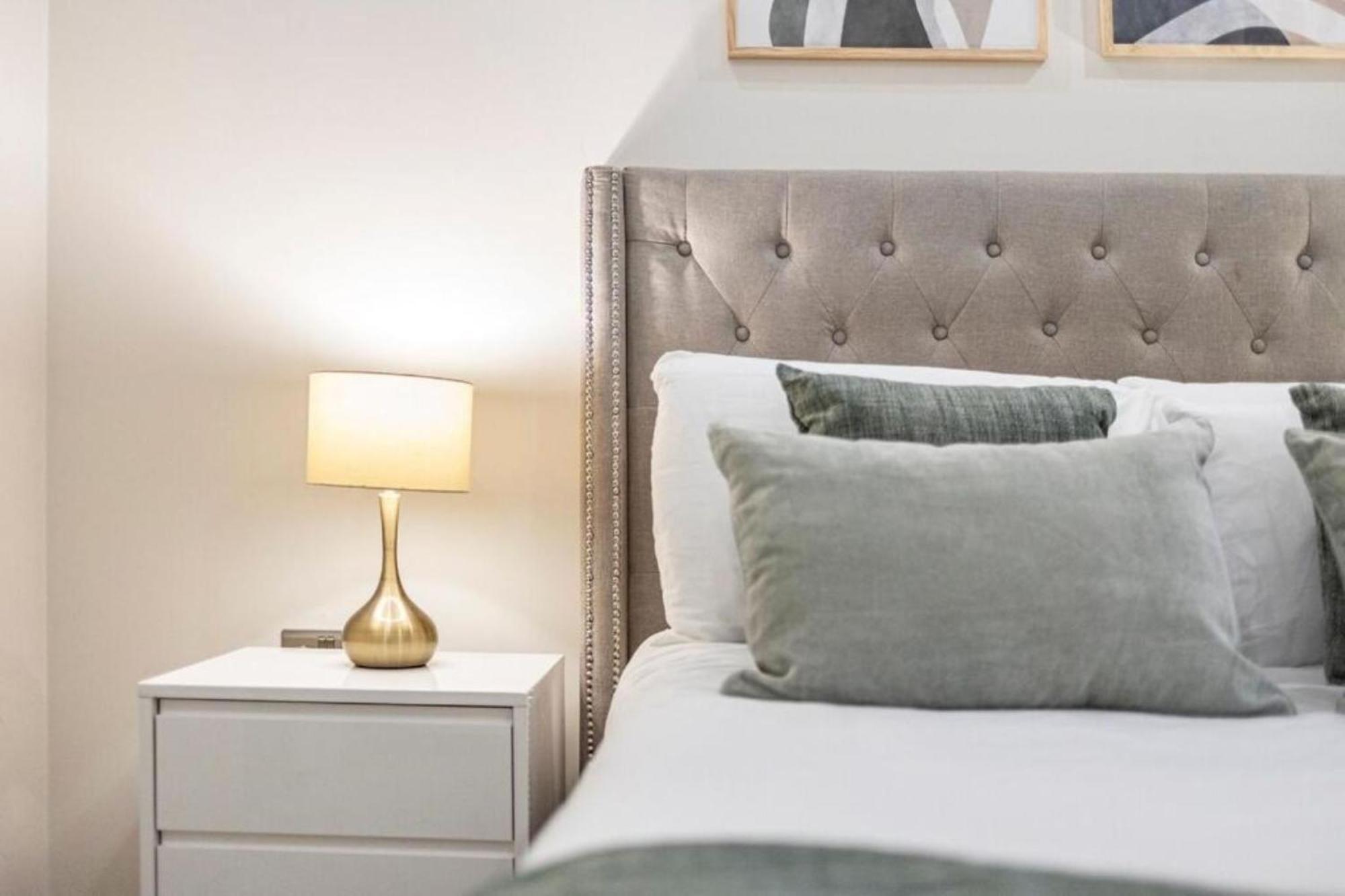 Modern Simplicity, Minimalist 2br Flat In * Londres