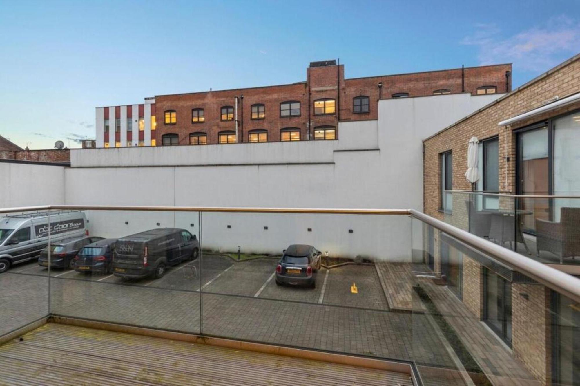 Modern Simplicity, Minimalist 2br Flat In * Londres