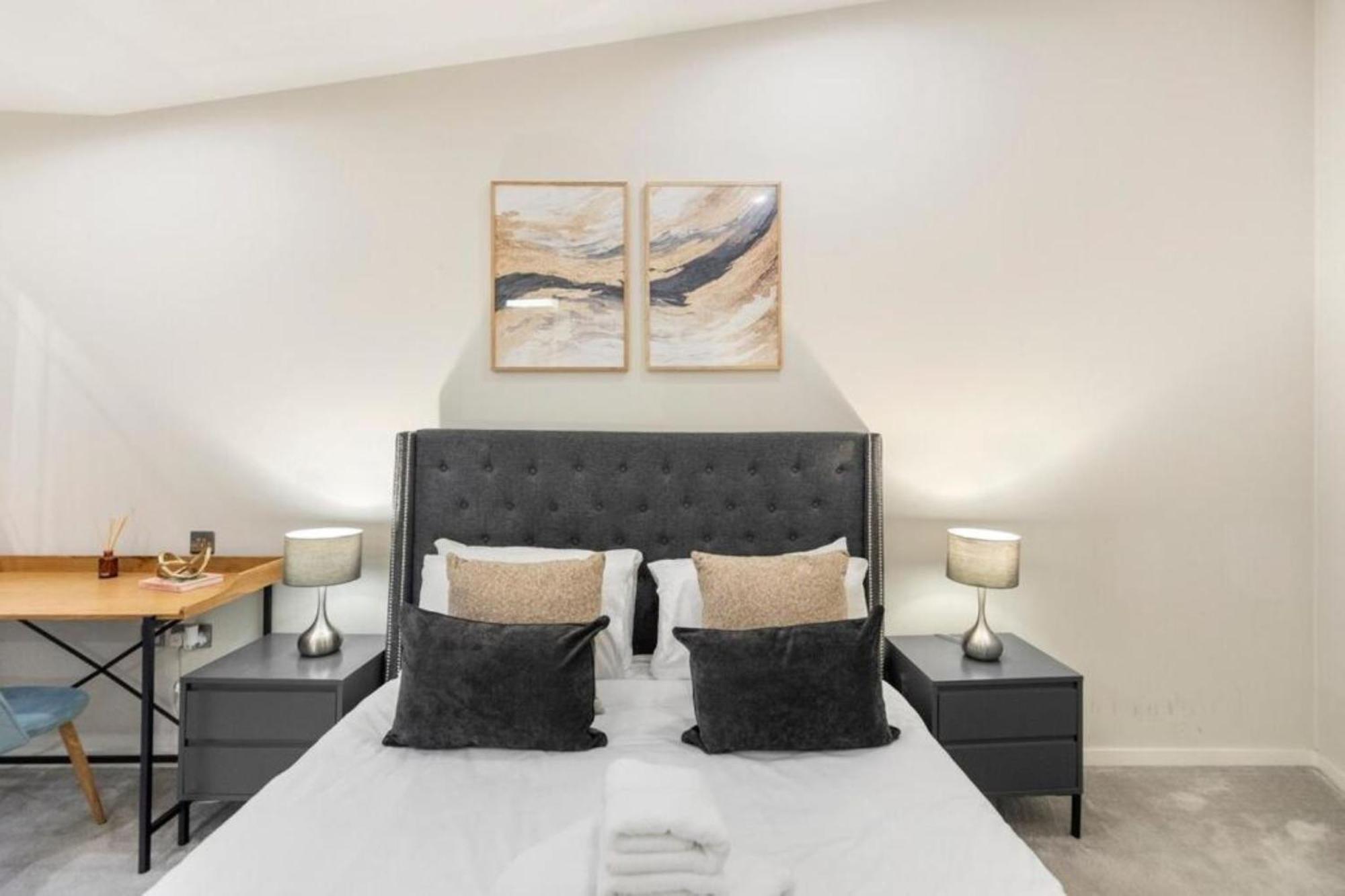 Modern Simplicity, Minimalist 2br Flat In Londres