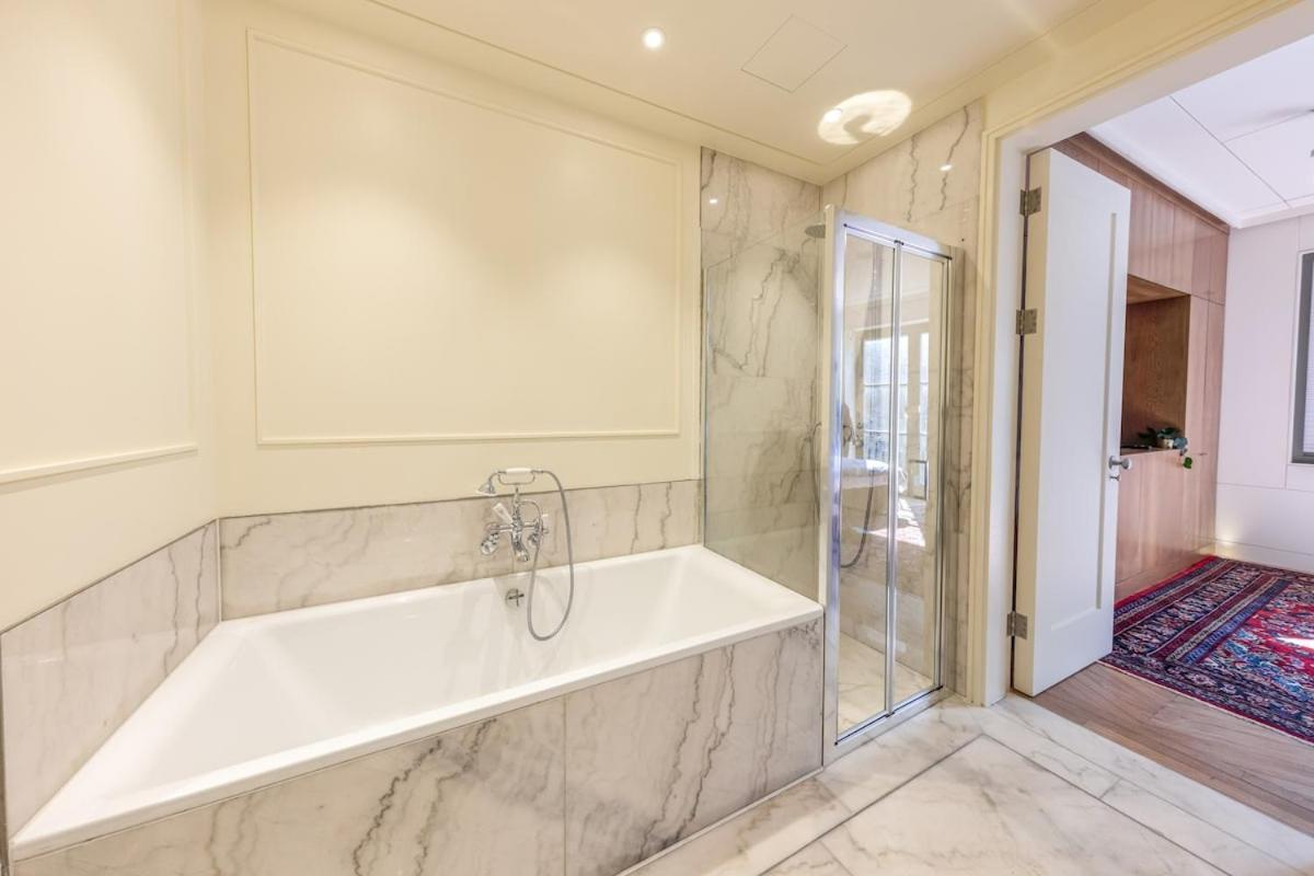 Entire Primrose Hill Townhouse - Modern Oasis #1 Hébergement de vacances *