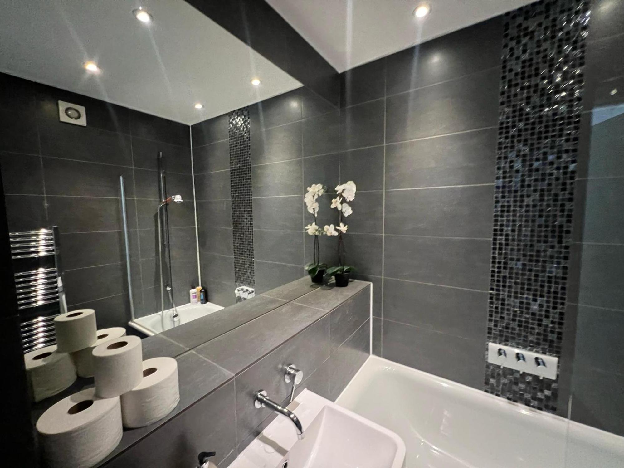 Sleek 3-bedroom Flat With Lift & Wi-fi In Southwark, Borough Near The Shard Londres