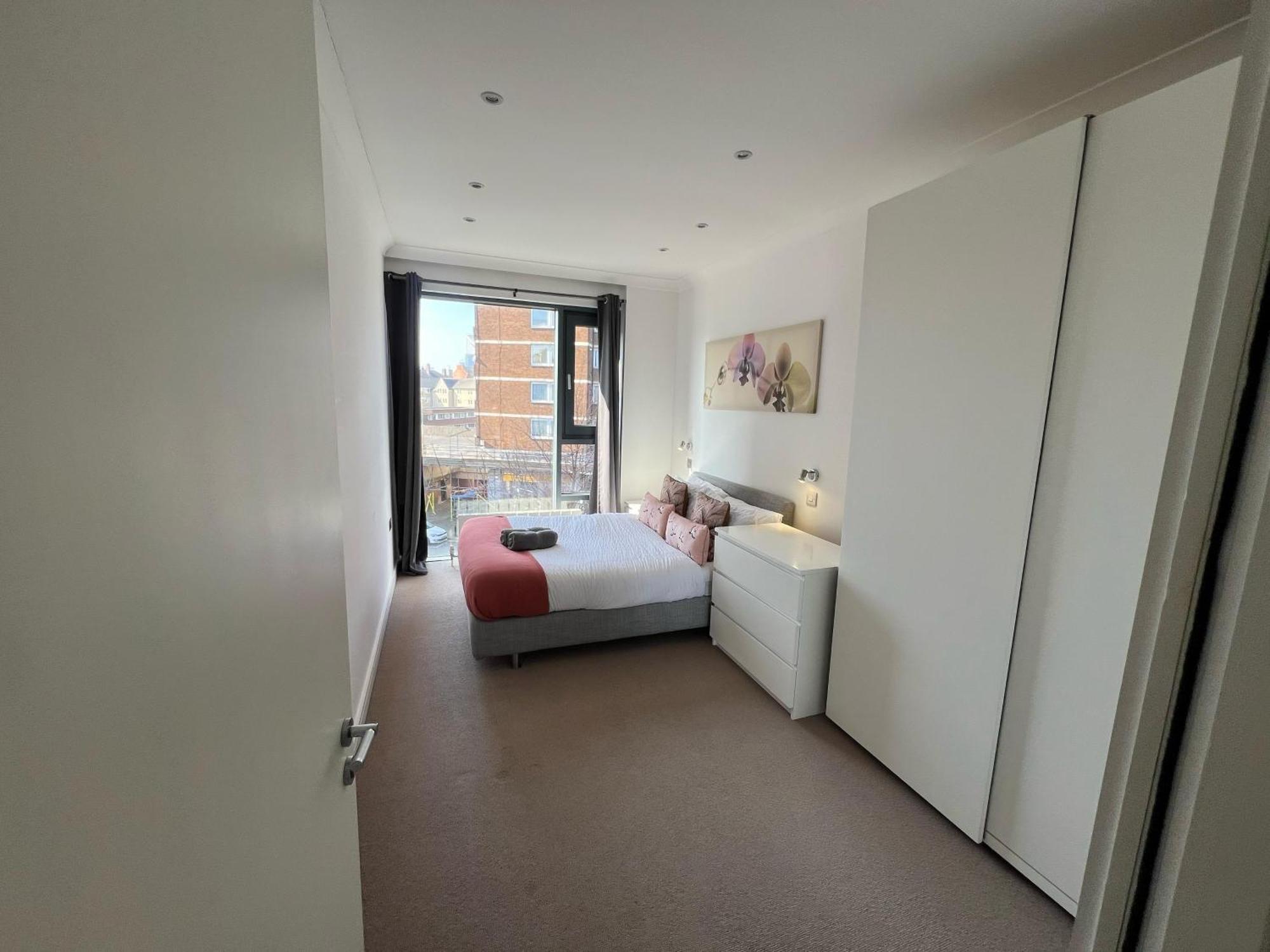 Sleek 3-bedroom Flat With Lift & Wi-fi In Southwark, Borough Near The Shard