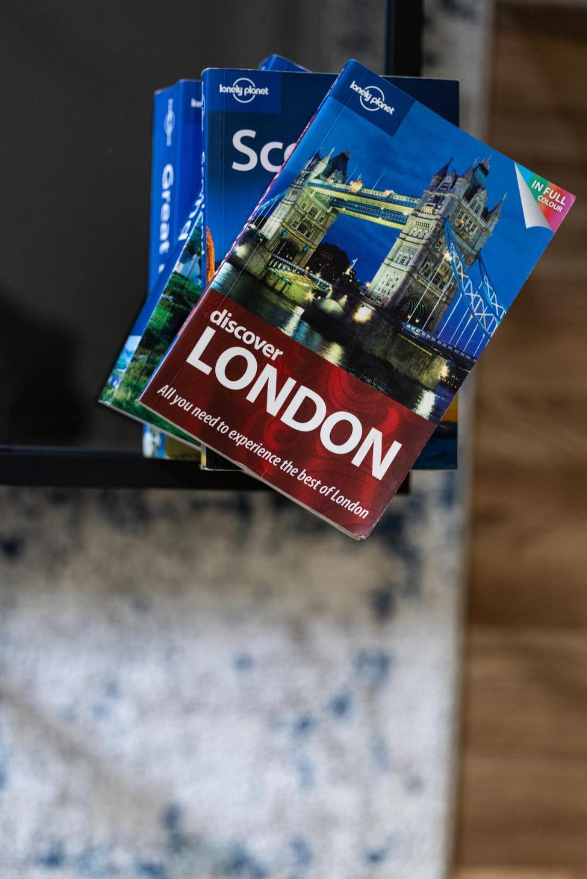 Luxury 4beds West London-mobilerateoffers-zone1-family-tourist-weekly-wifi-sleeps7-netflix! *