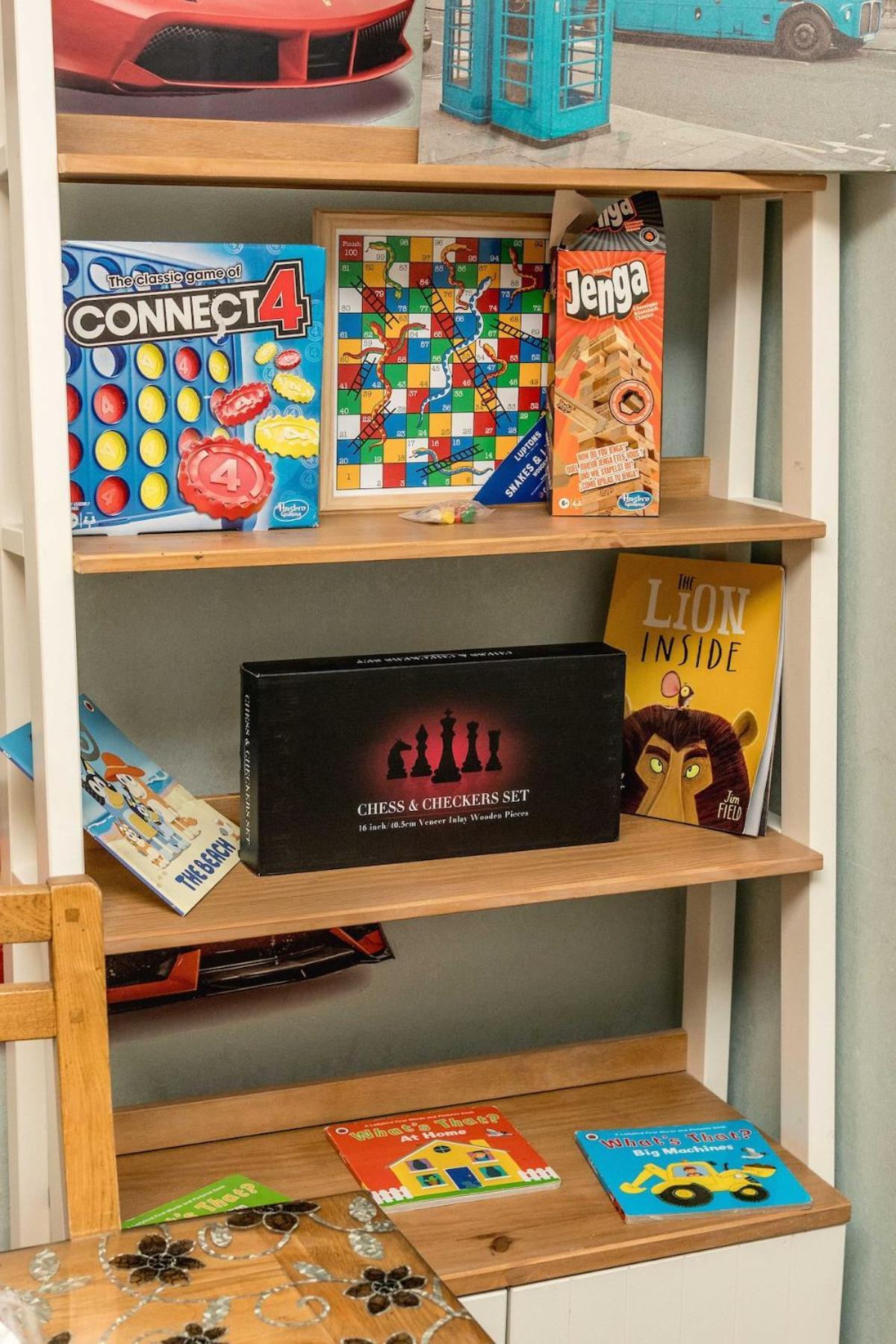 Luxury 4beds West London-mobilerateoffers-zone1-family-tourist-weekly-wifi-sleeps7-netflix!