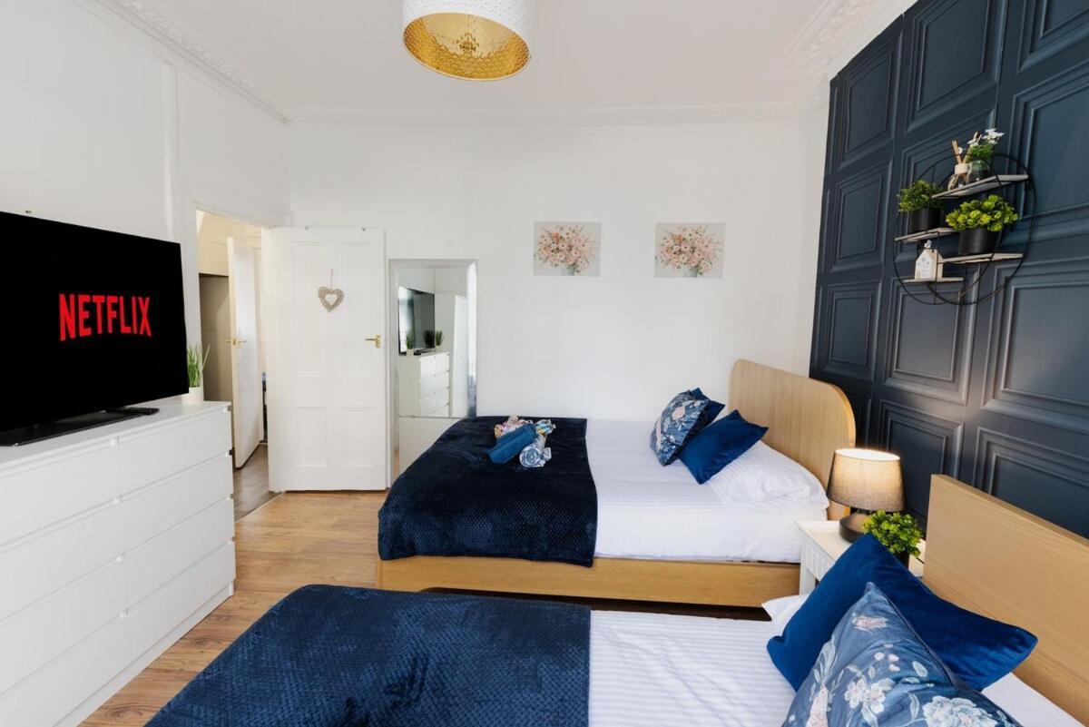 Luxury 4beds West London-mobilerateoffers-zone1-family-tourist-weekly-wifi-sleeps7-netflix!