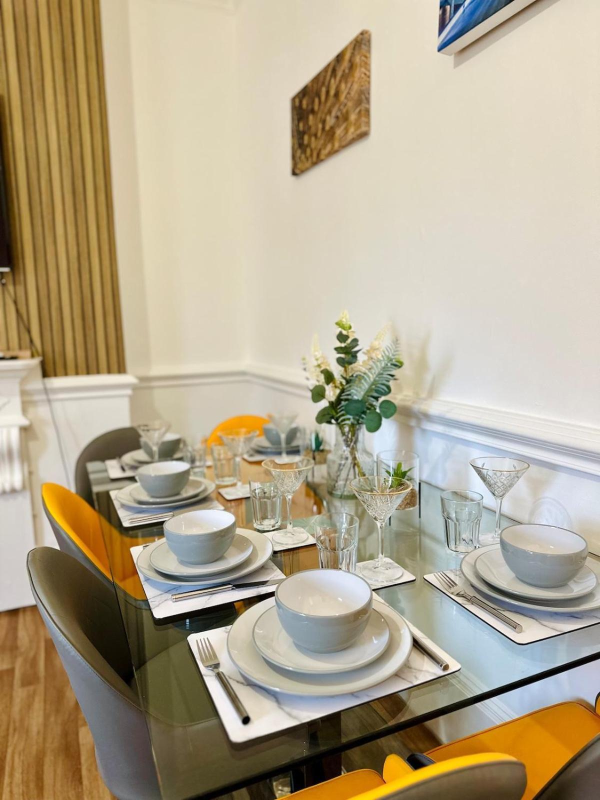 Luxury 4beds West London-mobilerateoffers-zone1-family-tourist-weekly-wifi-sleeps7-netflix! *