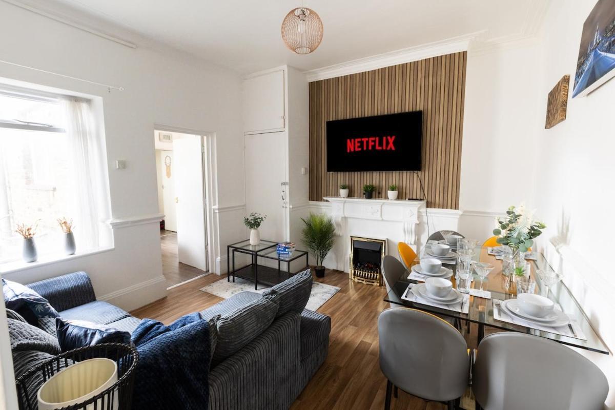 Luxury 4beds West London-mobilerateoffers-zone1-family-tourist-weekly-wifi-sleeps7-netflix!