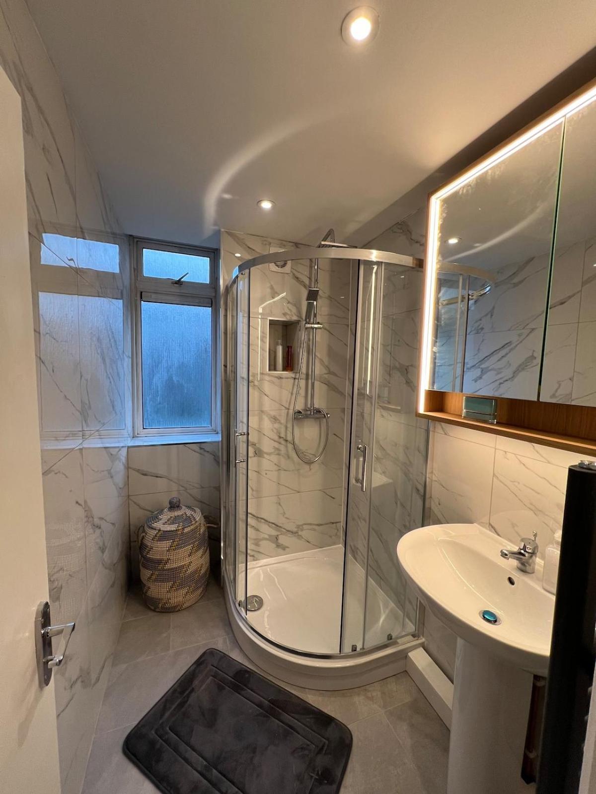 Amazing Location 2 Bed Swiss Londres