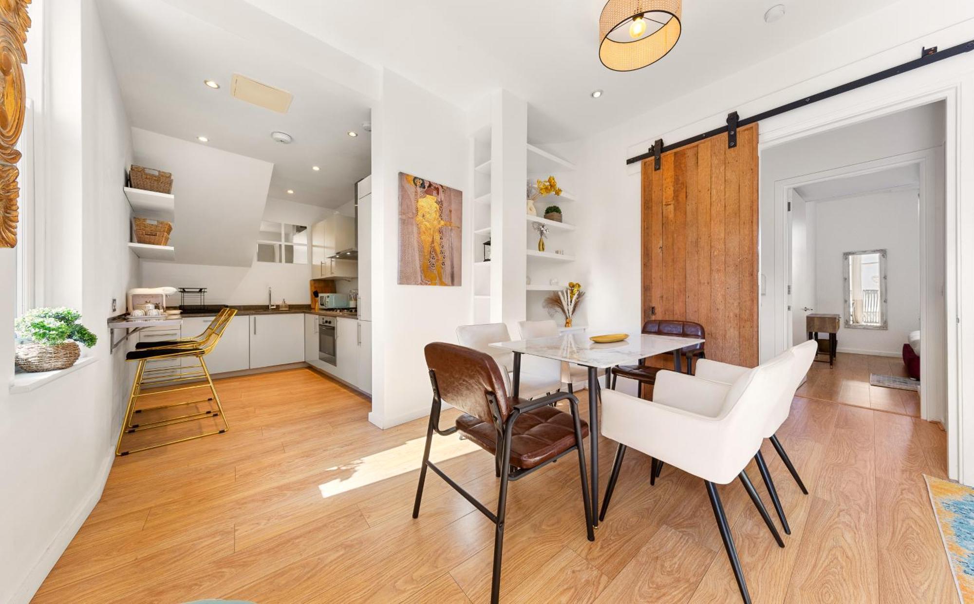 Designer Victorian Flat With Large Terrace *