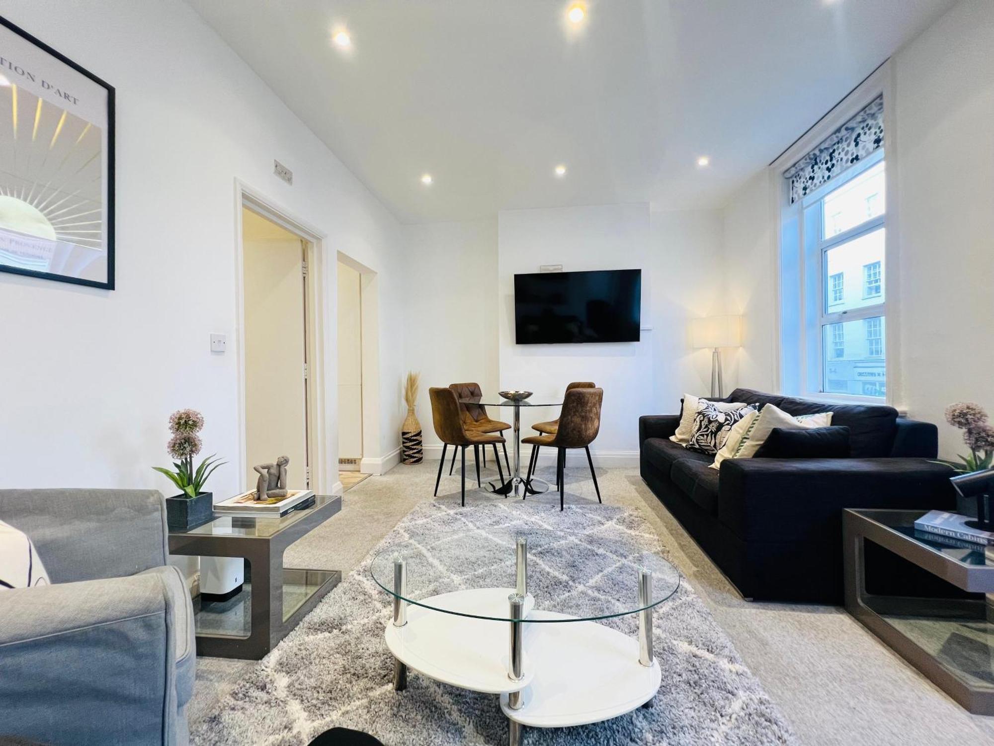 Stylish Flat Steps From Oxford Street! *