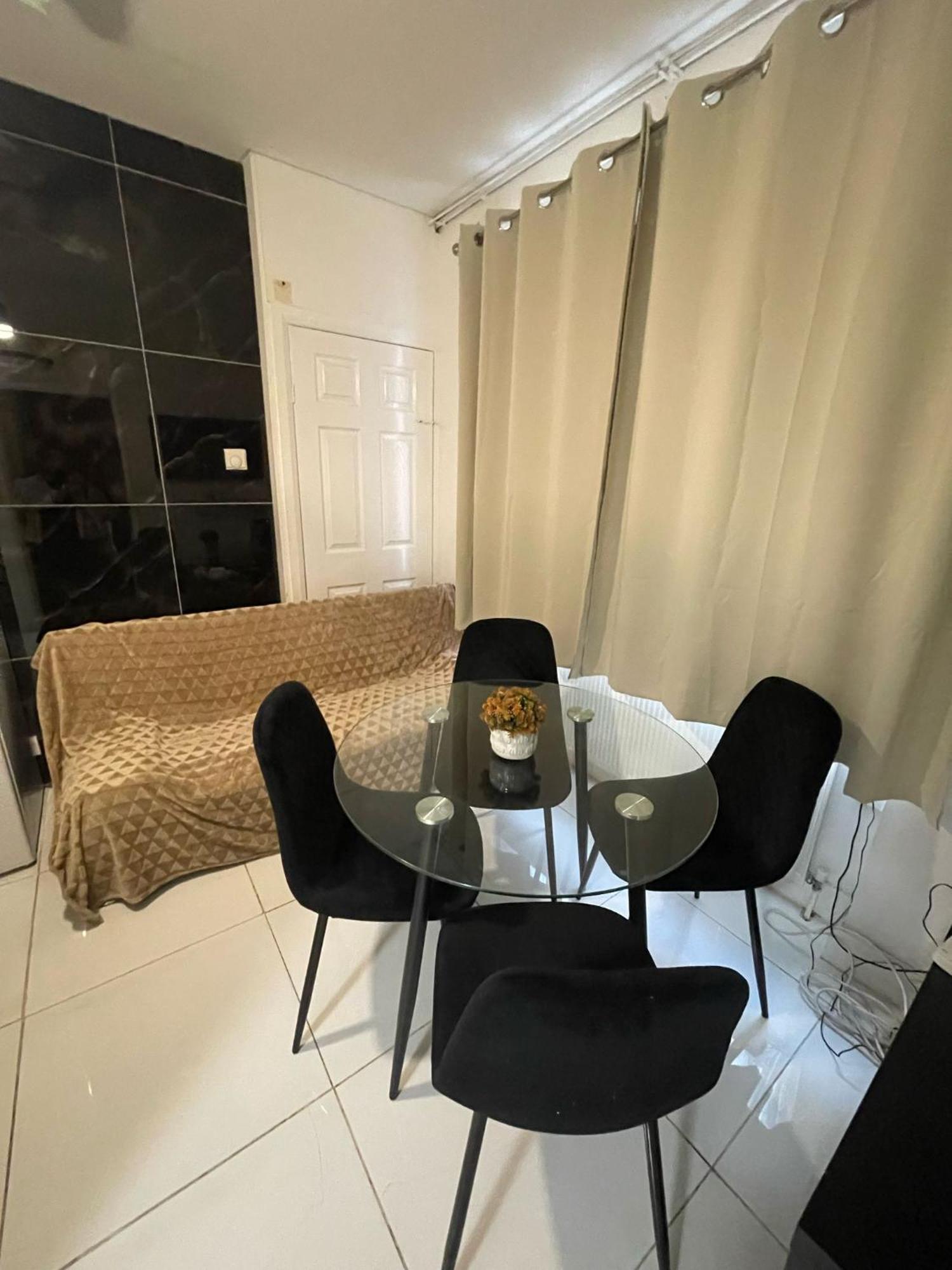 2 Bedroom Flat Ground Floor Appartement *
