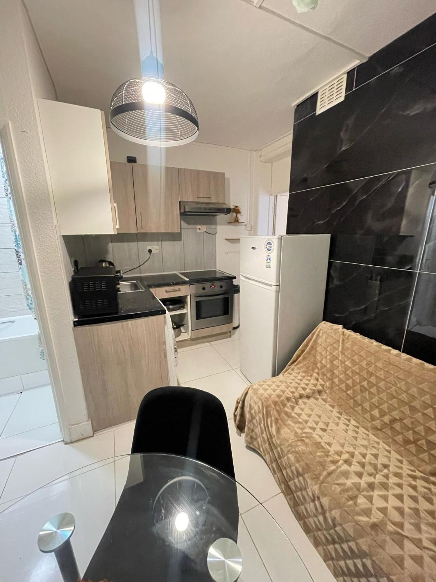 2 Bedroom Flat Ground Floor Appartement