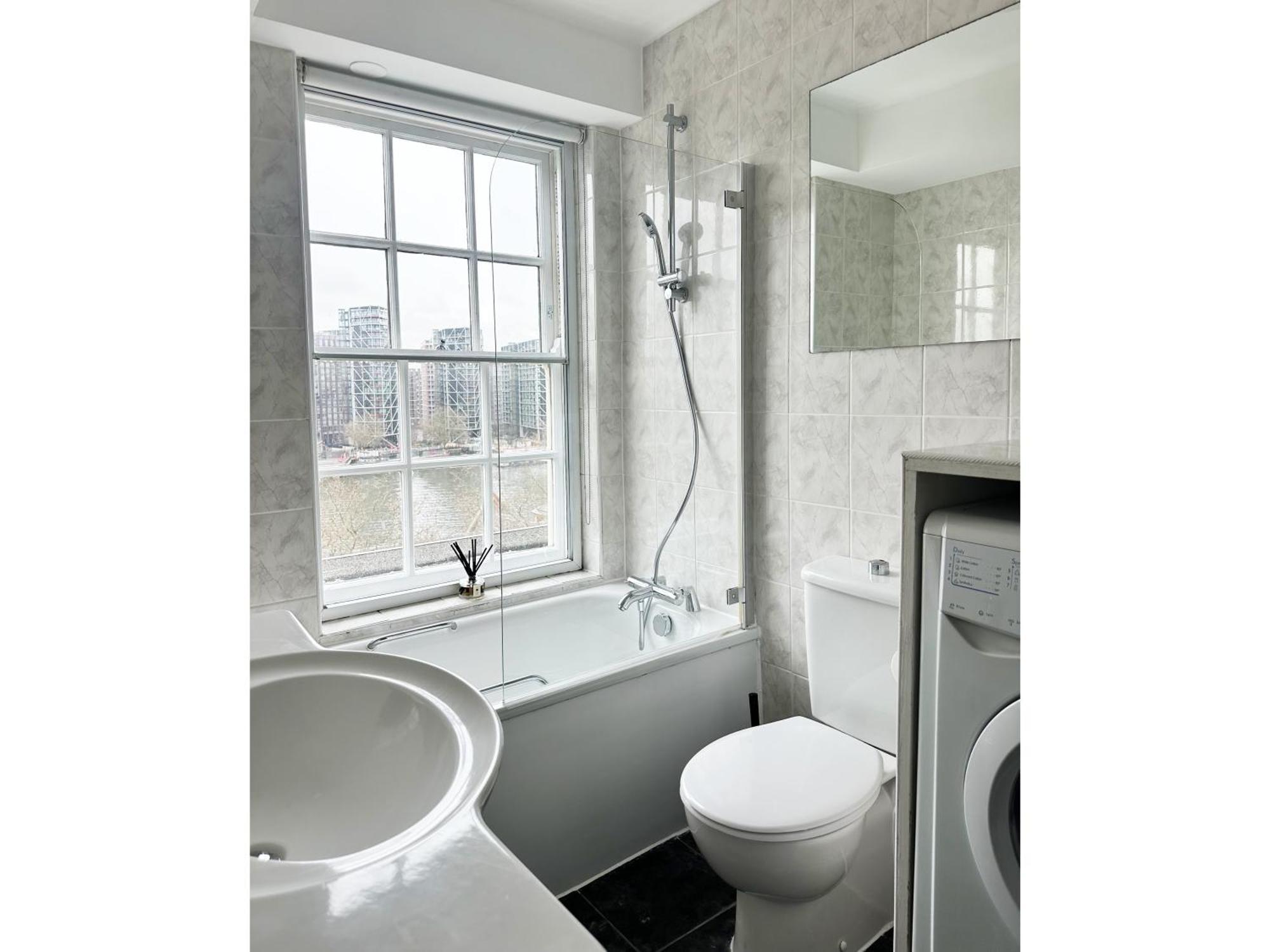 Riverside Modern One Bedroom Appartement