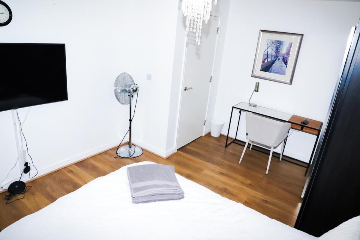 Great Location, Direct Links To Bridge! Appartement Londres