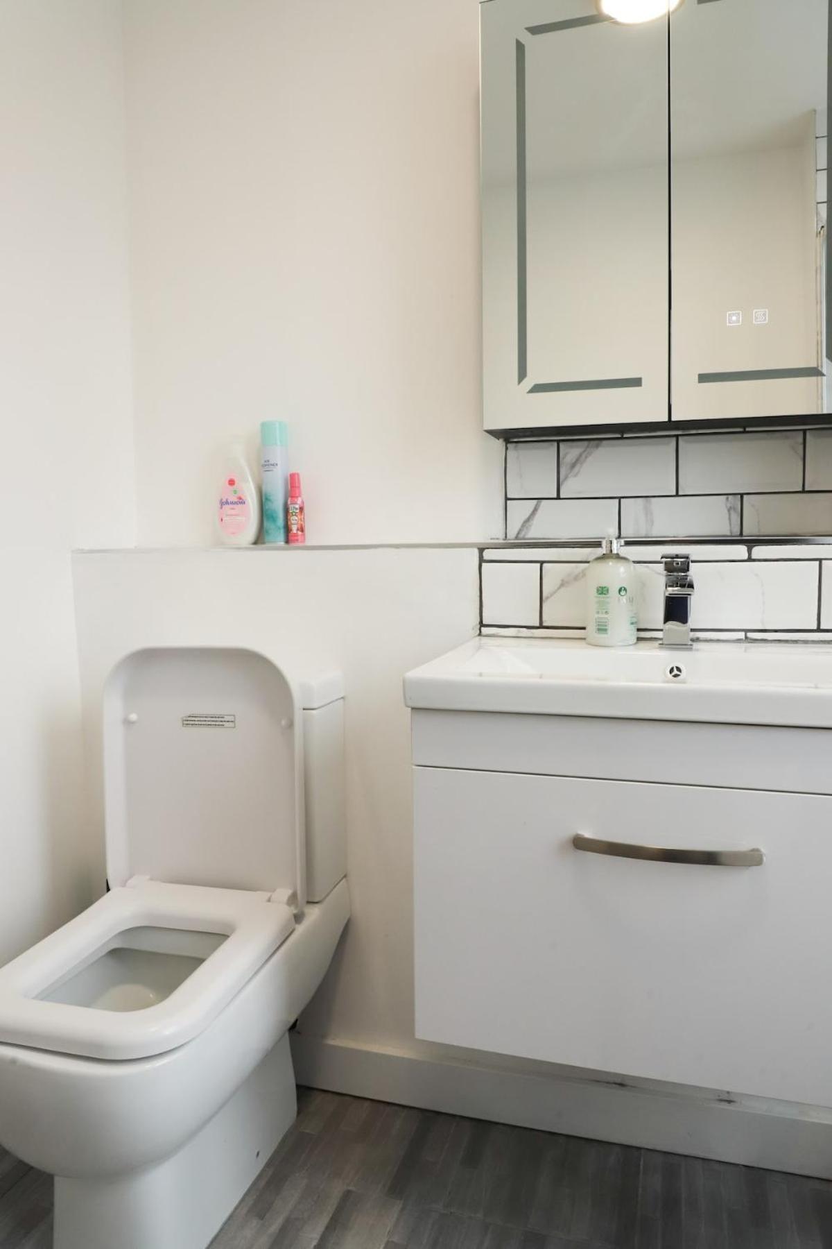 Great Location, Direct Links To Bridge! Londres