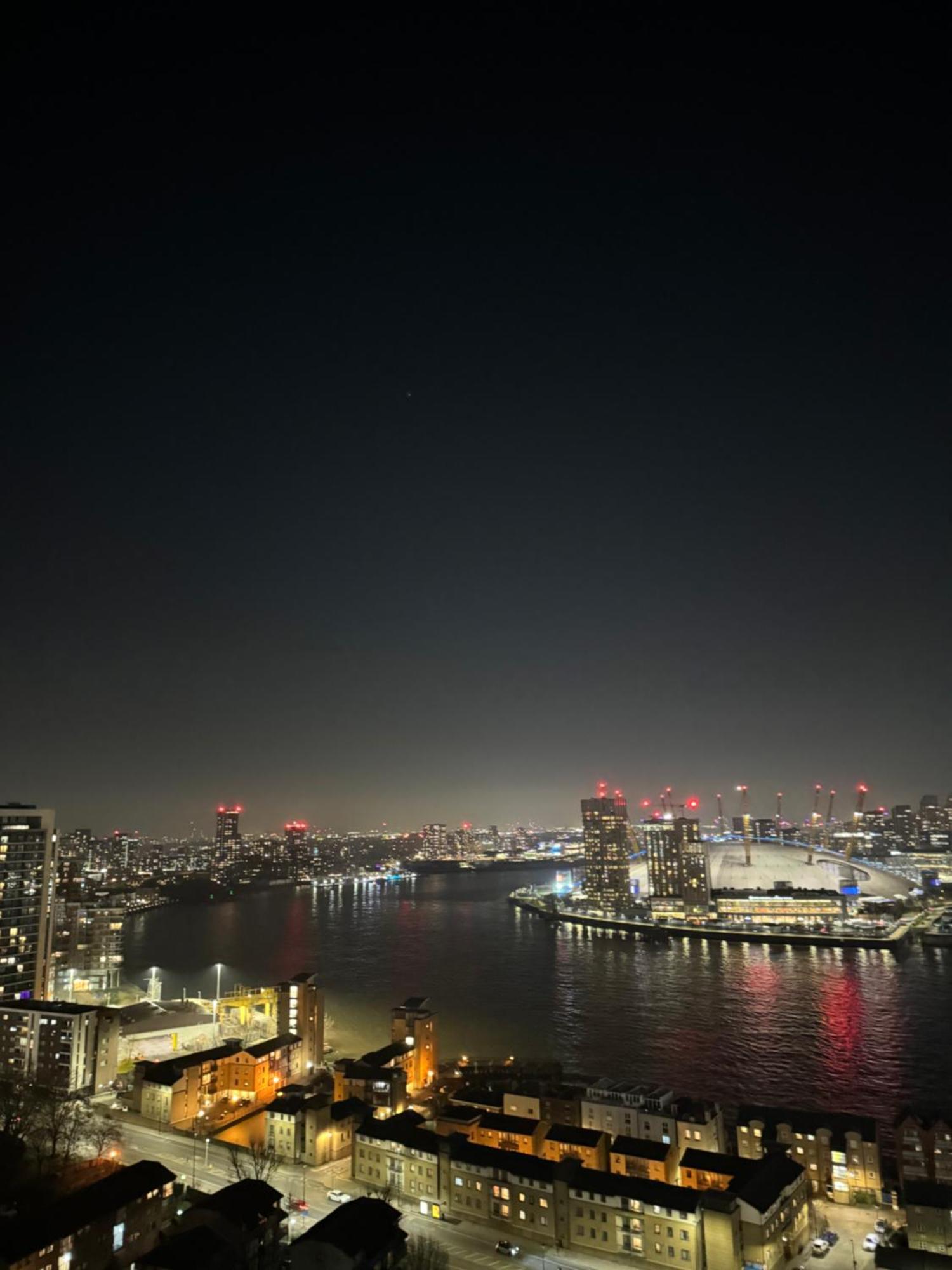 Luxury Canary Wharf Apt- Skyline Views & Balcony Apartamento Londres
