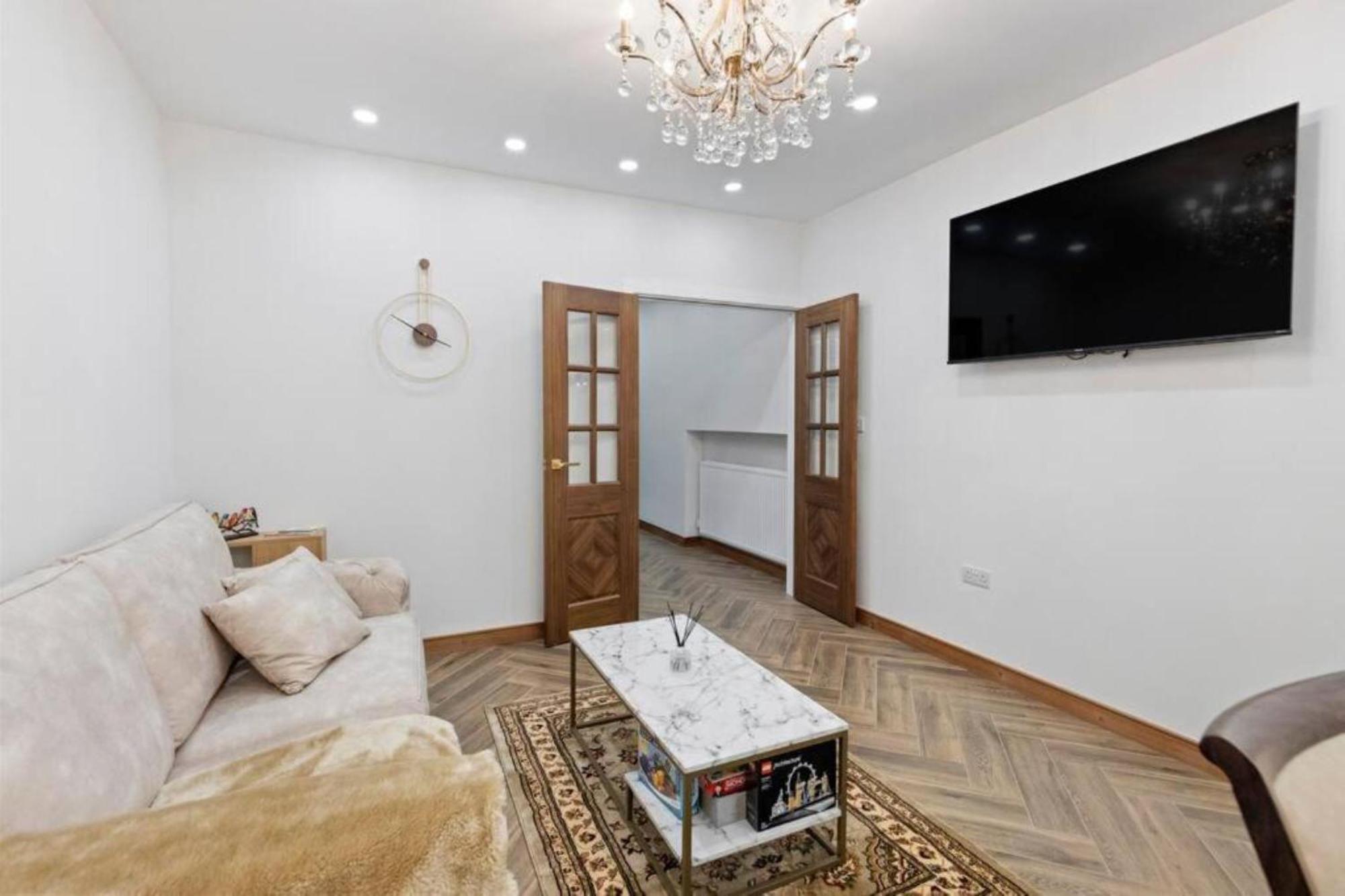 Metro Majesty 5-bedroom Gem In South Tottenham Apartamento