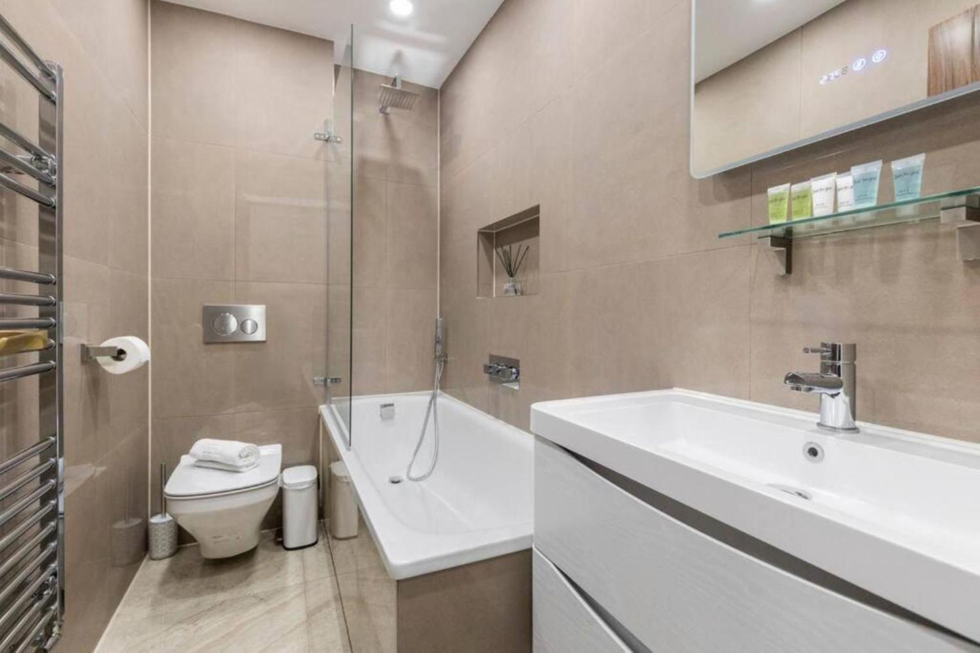 Metro Majesty 5-bedroom Gem In South Tottenham Apartamento