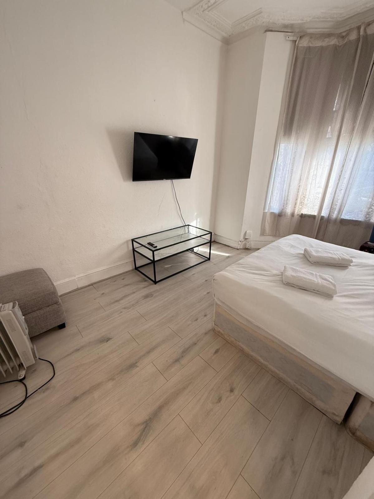 Millais Road 3 Bedroom Flat * Londres