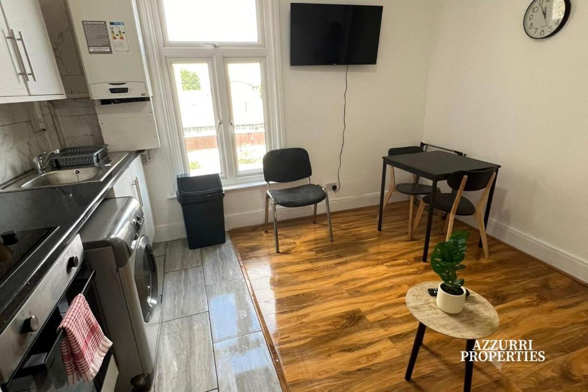 Monthly Near Canning Town Station * Londres