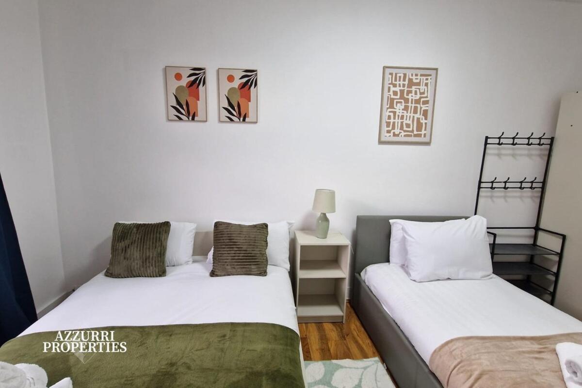 Monthly Near Canning Town Station * Londres