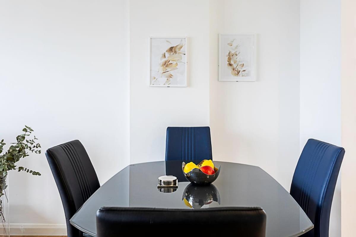 Trendy Queen's Park With Views Across Apartment London