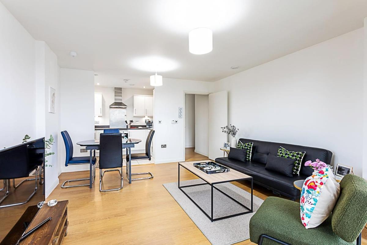Trendy Queen's Park With Views Across Apartment *