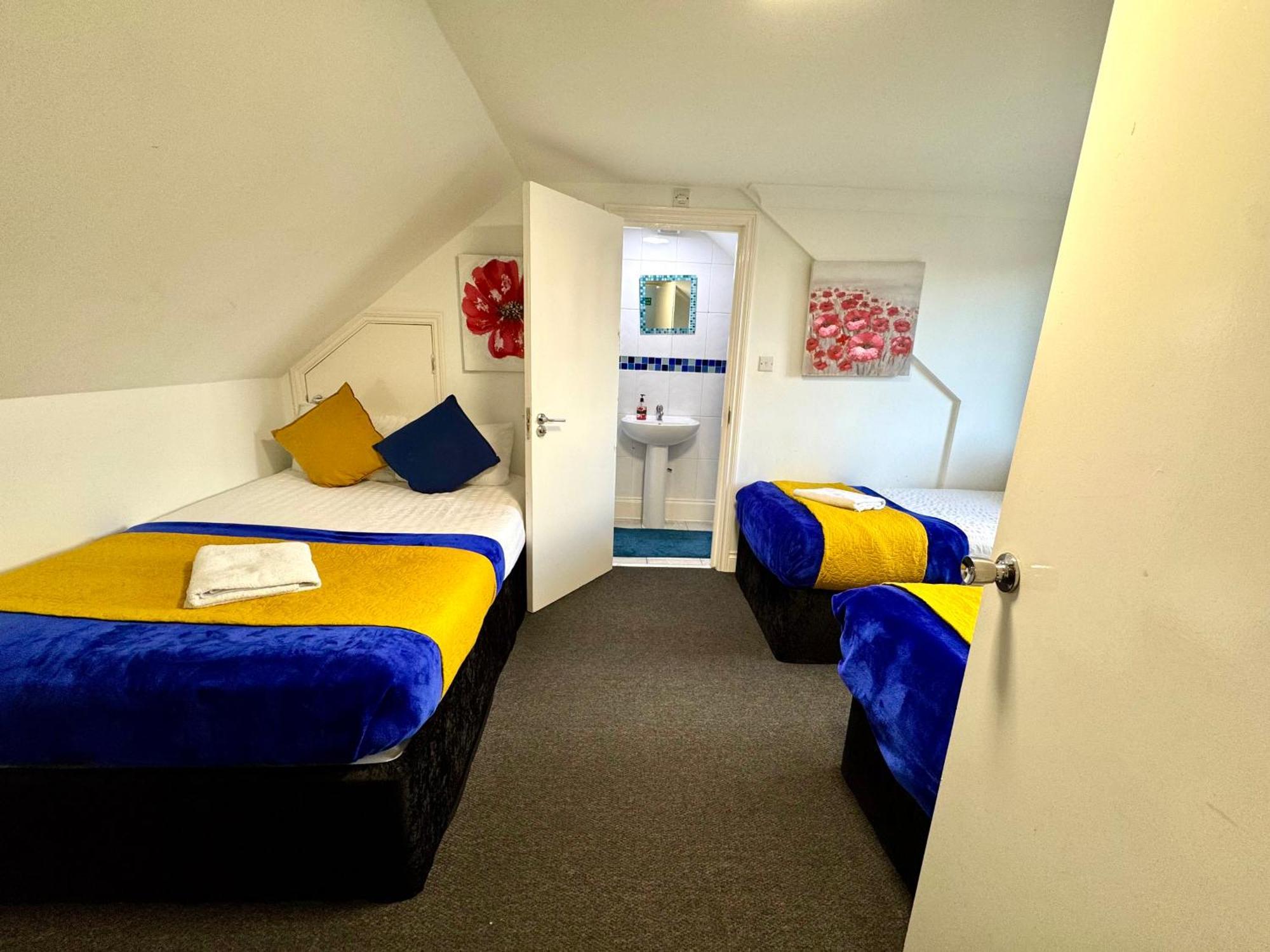 Apartment 3 Bedrooms 3 Bathrooms Spacious House, Reception, Kitchen, Garden, Parking *