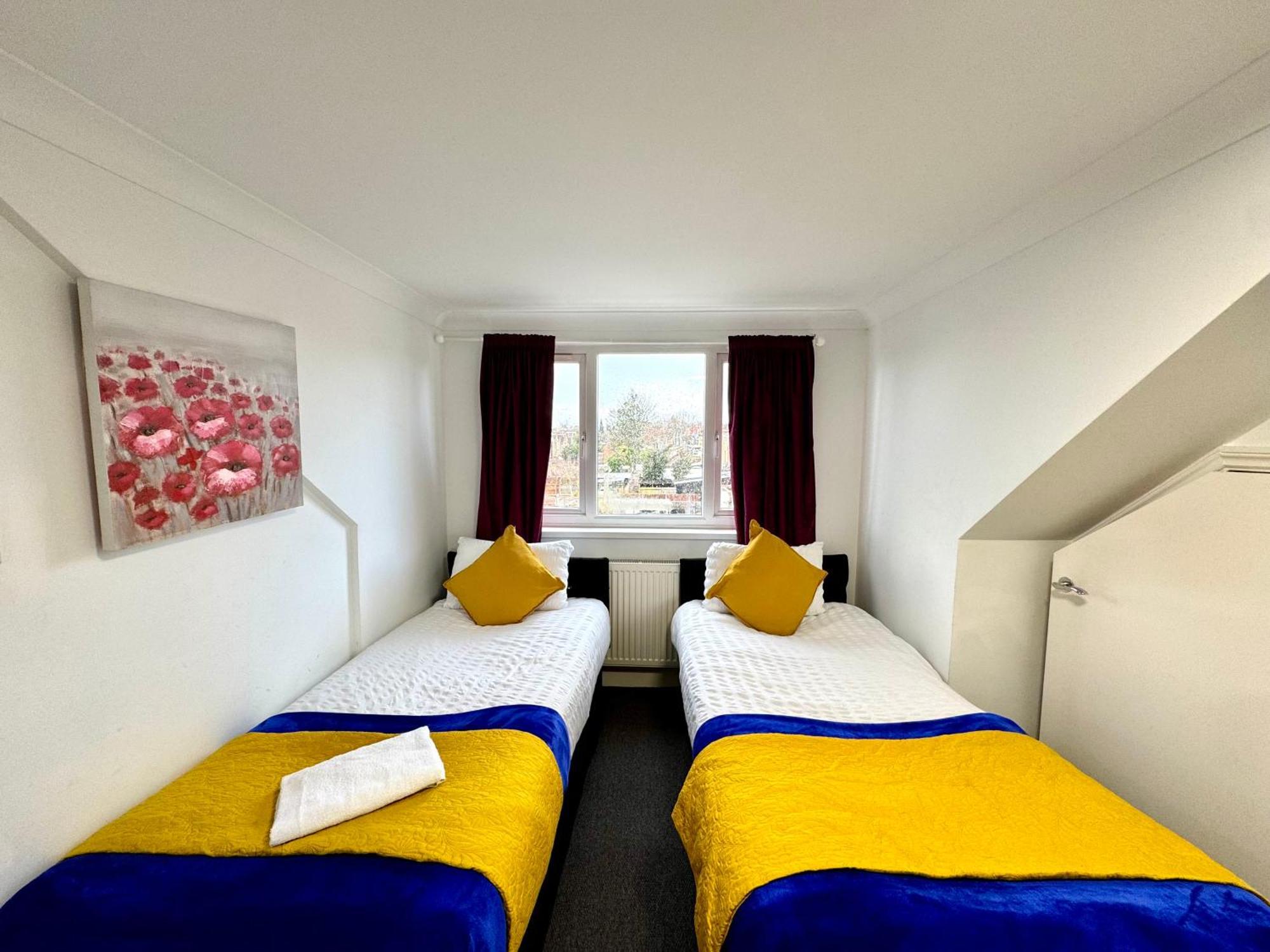 3 Bedrooms 3 Bathrooms Spacious House, Reception, Kitchen, Garden, Parking Apartamento