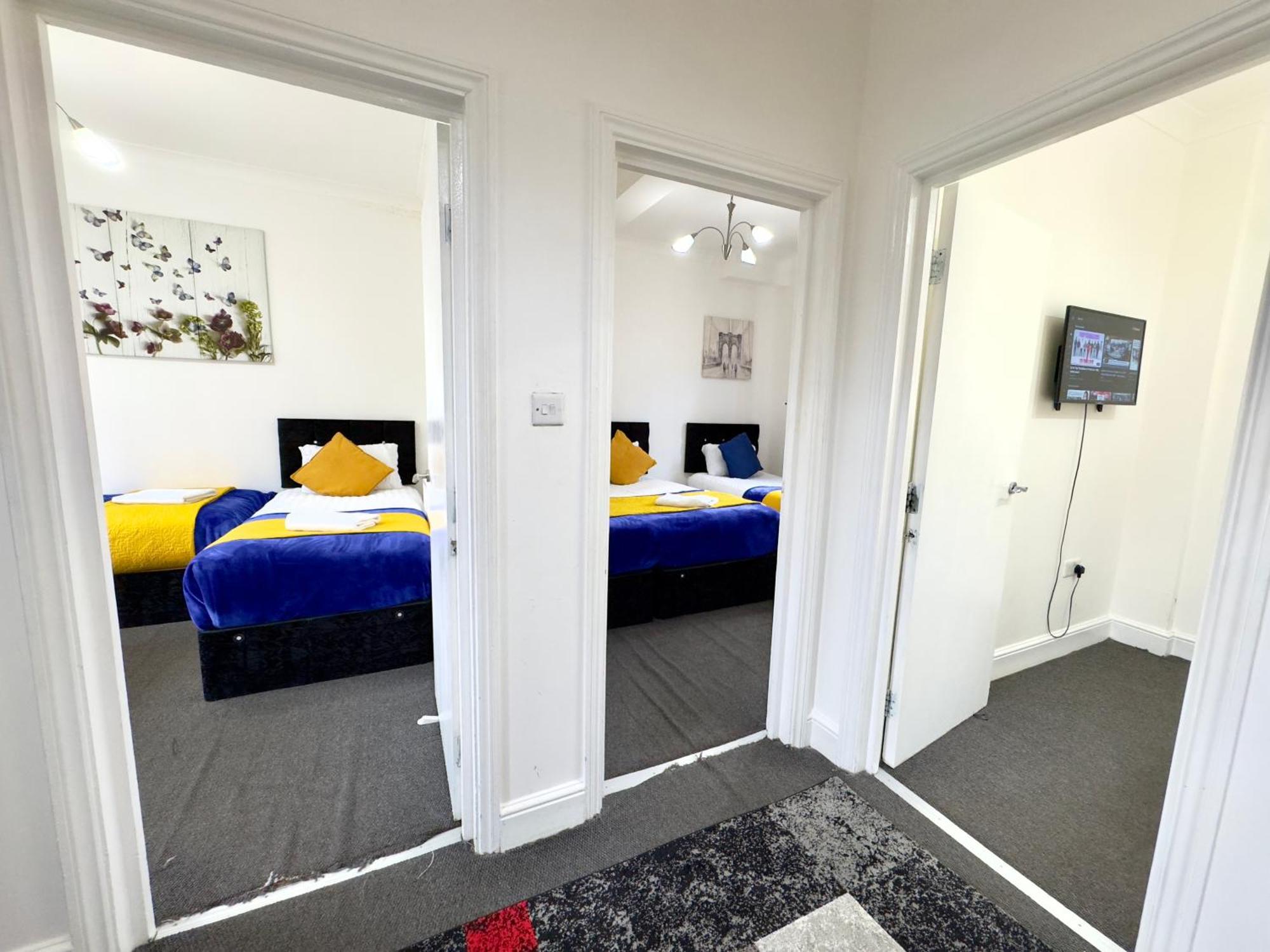 Holiday home 4 Bedrooms House, 3 Bathrooms , Separate Reception, Full Kitchen, Garden, Parking *