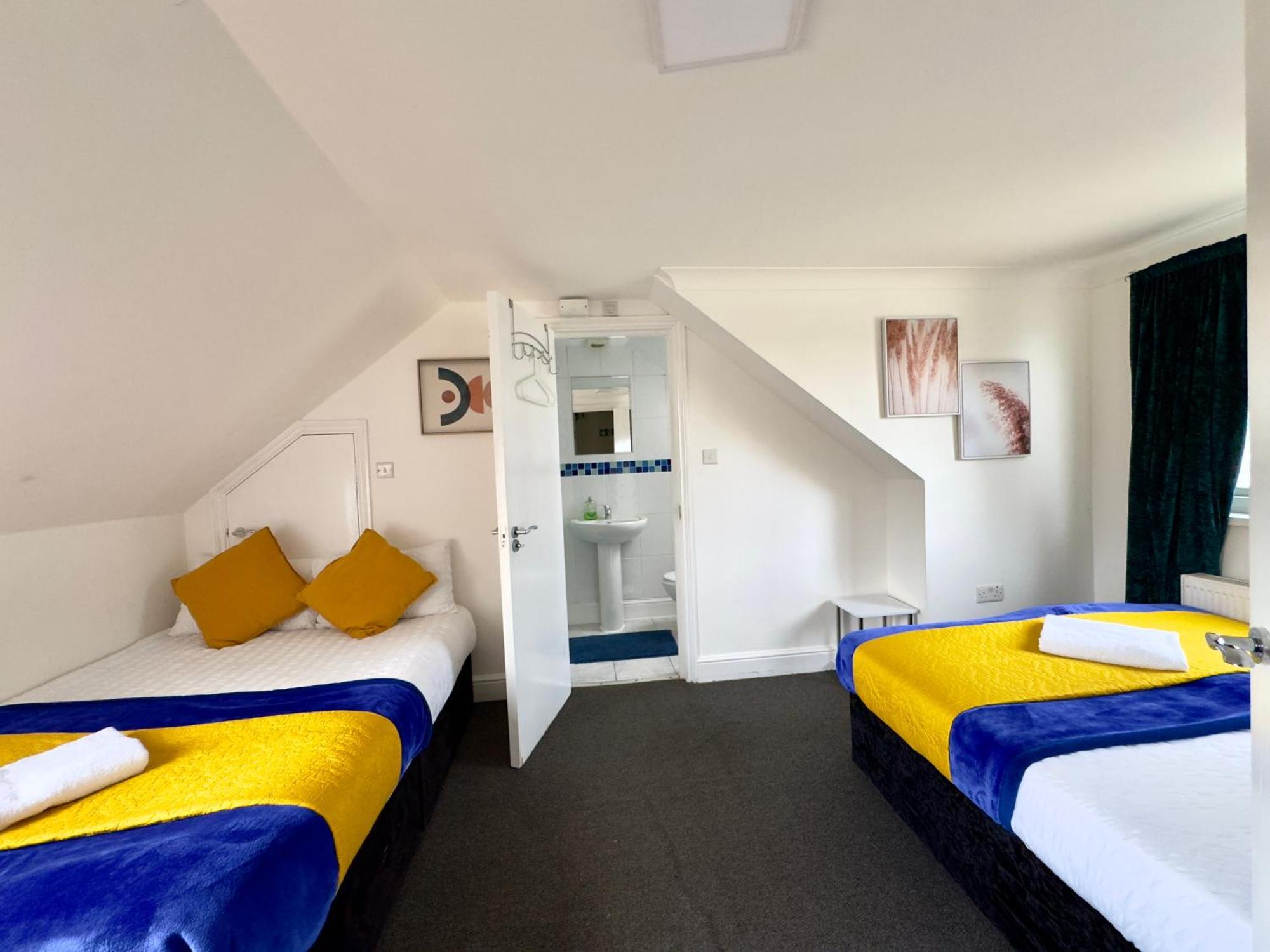 Holiday home 4 Bedrooms House, 3 Bathrooms , Separate Reception, Full Kitchen, Garden, Parking London