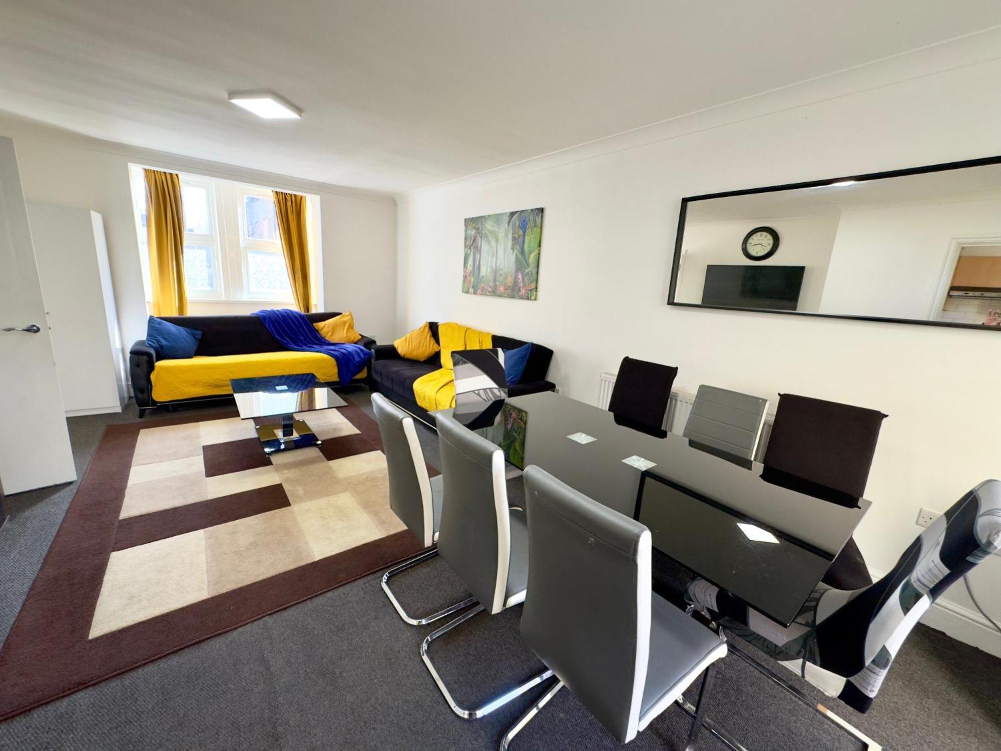4 Bedrooms House, 3 Bathrooms , Separate Reception, Full Kitchen, Garden, Parking * London