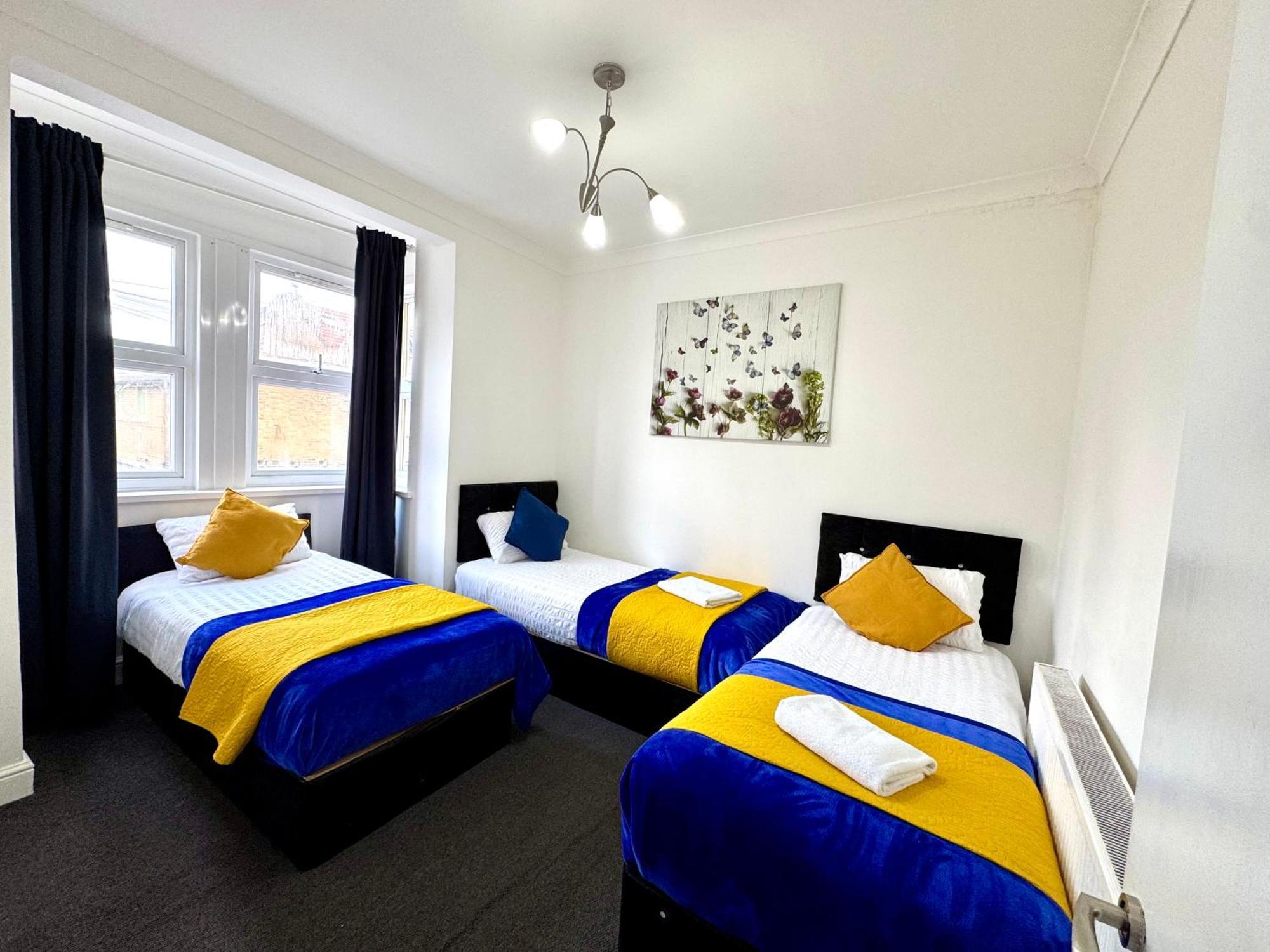 4 Bedrooms House, 3 Bathrooms , Separate Reception, Full Kitchen, Garden, Parking