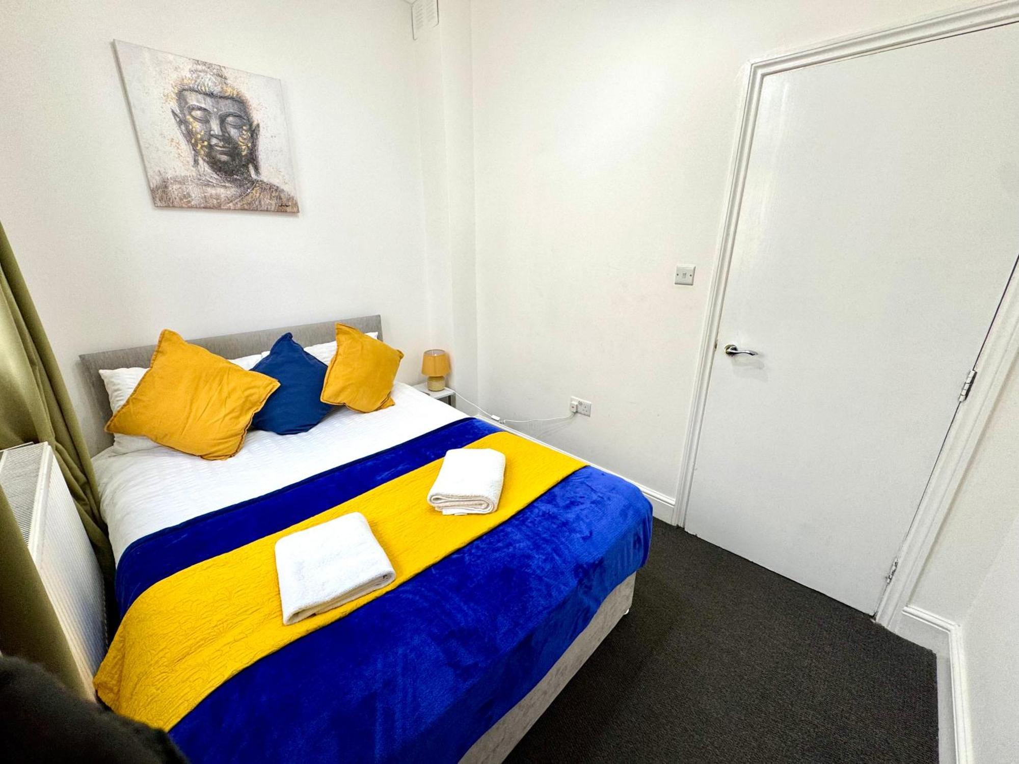 4 Bedrooms House, 3 Bathrooms , Separate Reception, Full Kitchen, Garden, Parking Holiday home