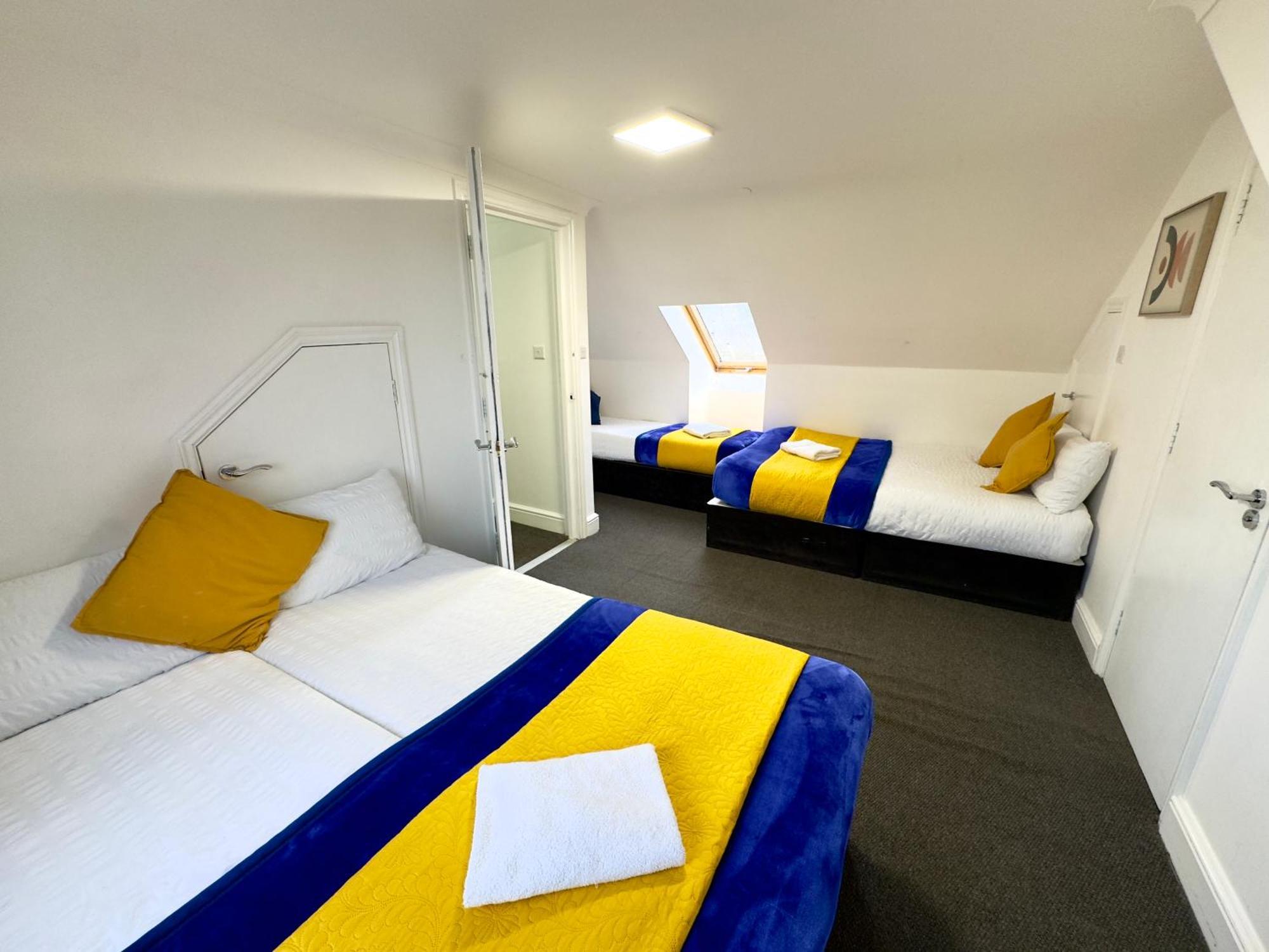 Holiday home 4 Bedrooms House, 3 Bathrooms , Separate Reception, Full Kitchen, Garden, Parking