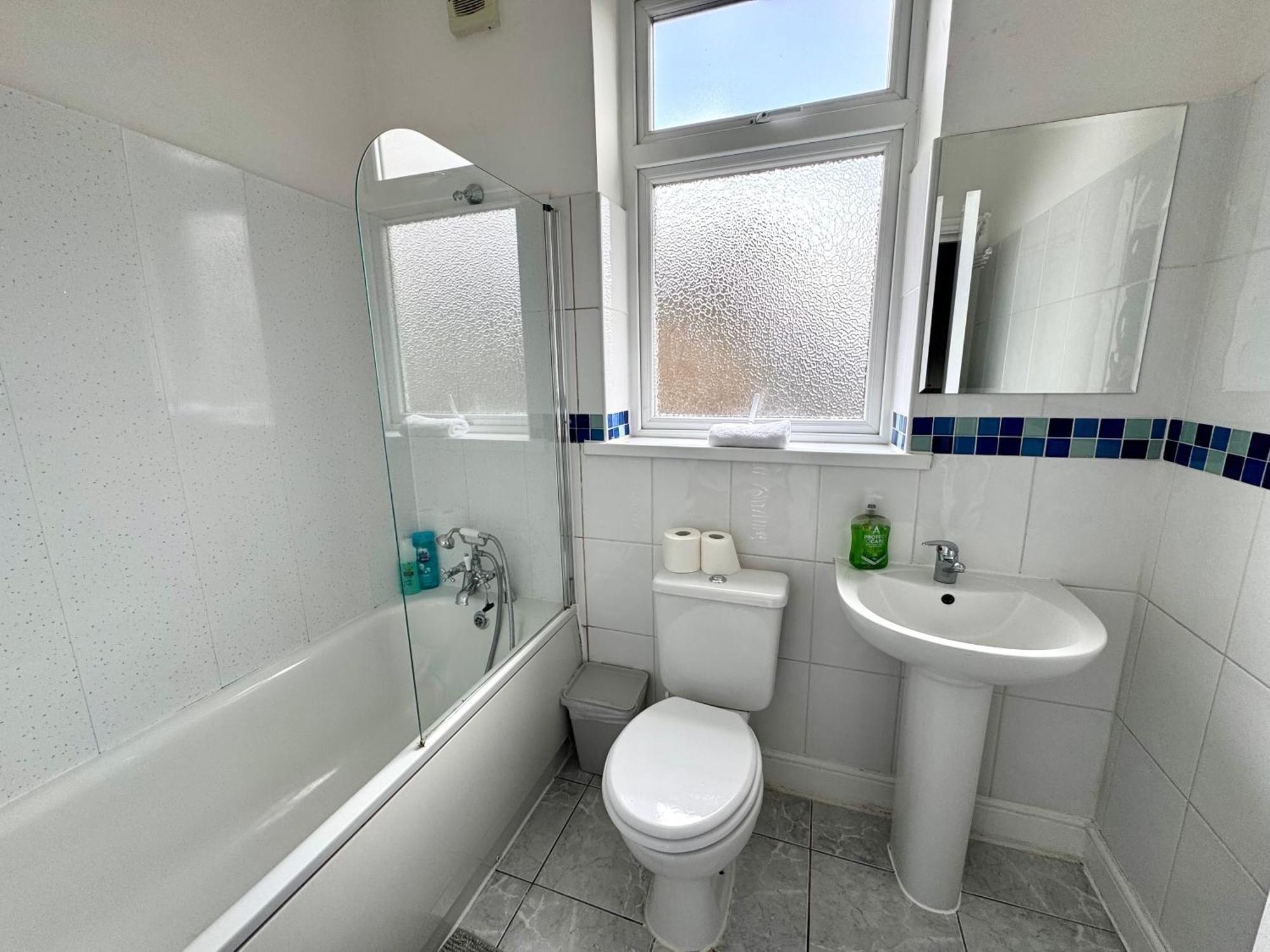 4 Bedrooms House, 3 Bathrooms , Separate Reception, Full Kitchen, Garden, Parking Holiday home *