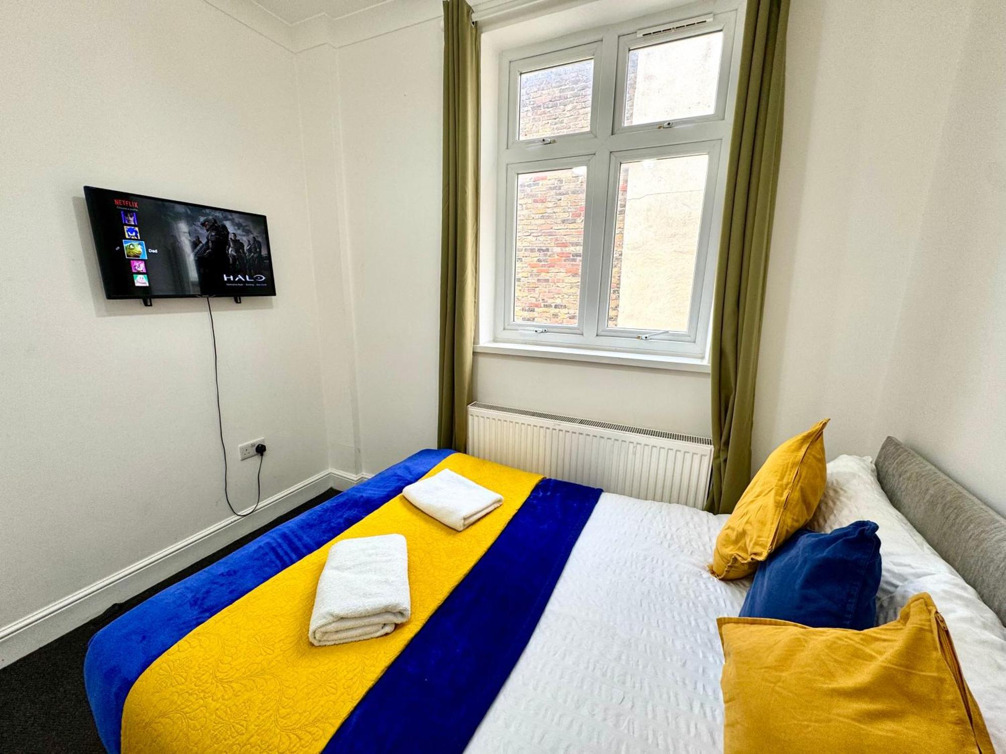 Holiday home 4 Bedrooms House, 3 Bathrooms , Separate Reception, Full Kitchen, Garden, Parking *