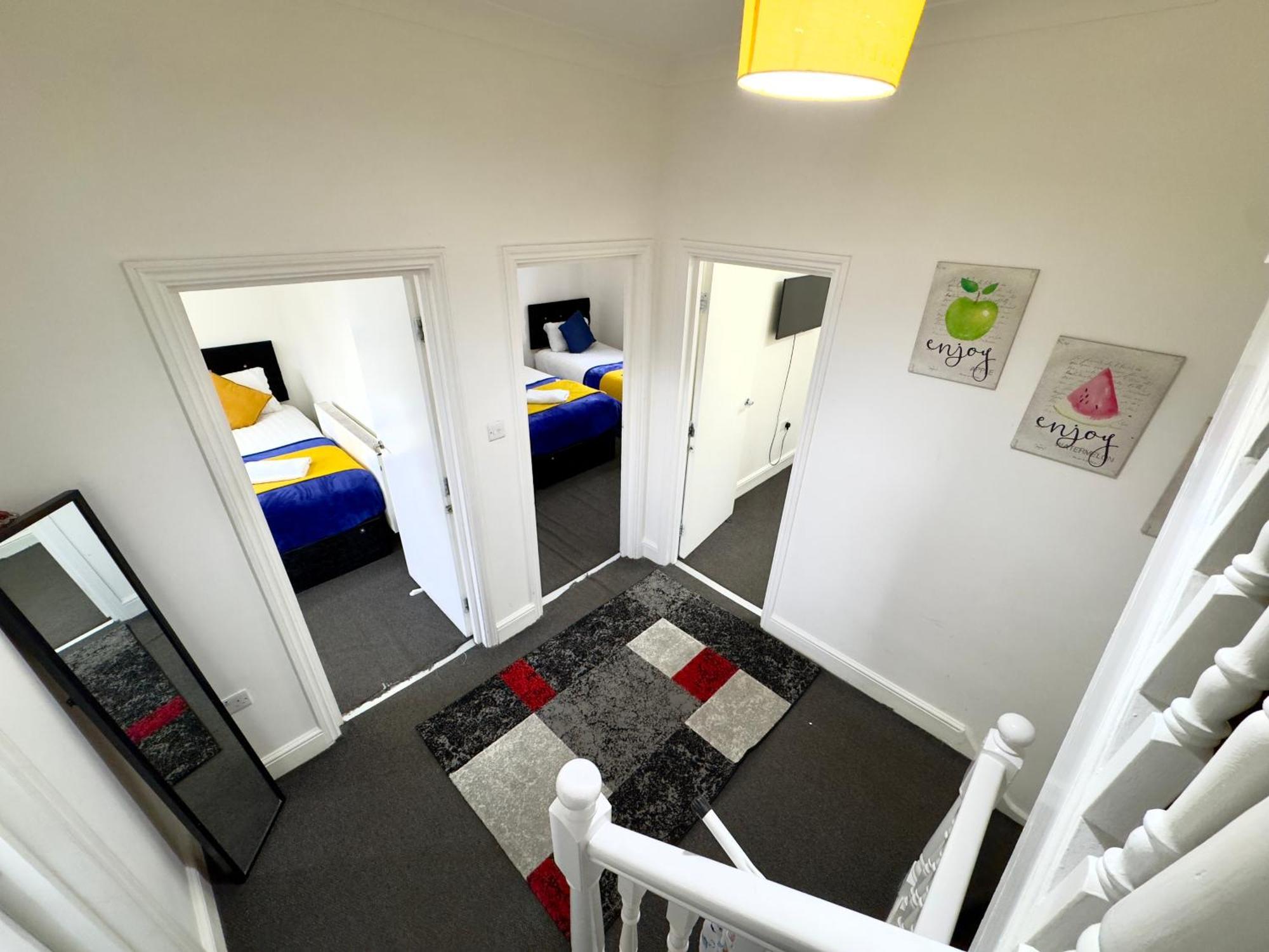 4 Bedrooms House, 3 Bathrooms , Separate Reception, Full Kitchen, Garden, Parking Holiday home London