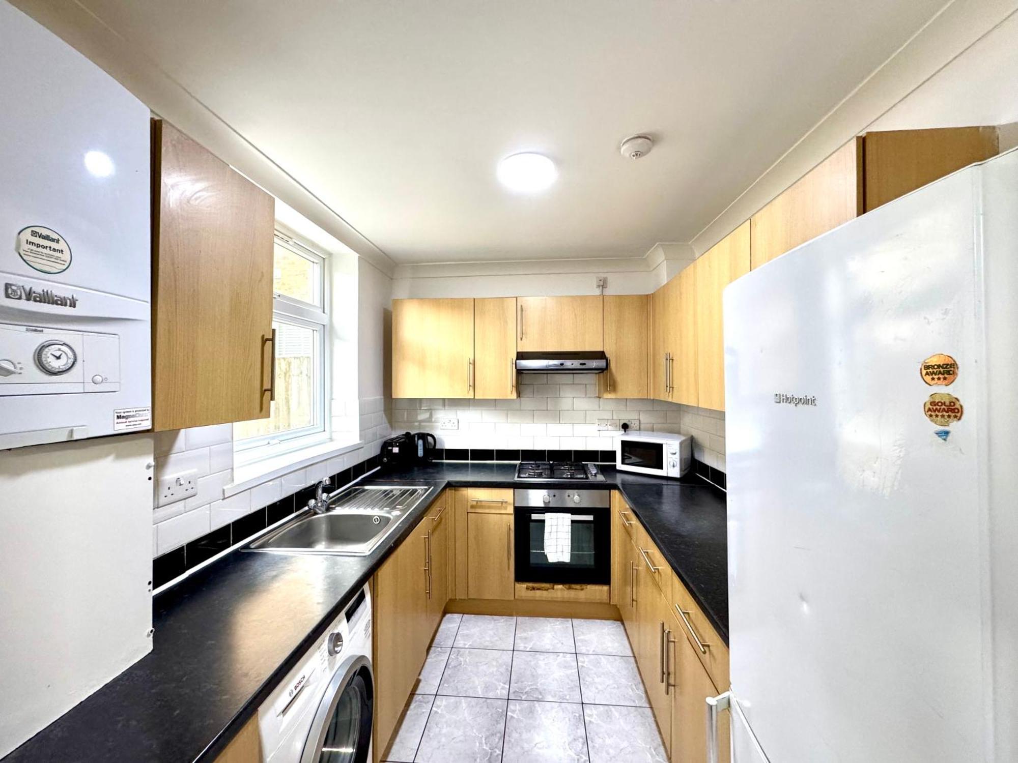4 Bedrooms House, 3 Bathrooms , Separate Reception, Full Kitchen, Garden, Parking Holiday home