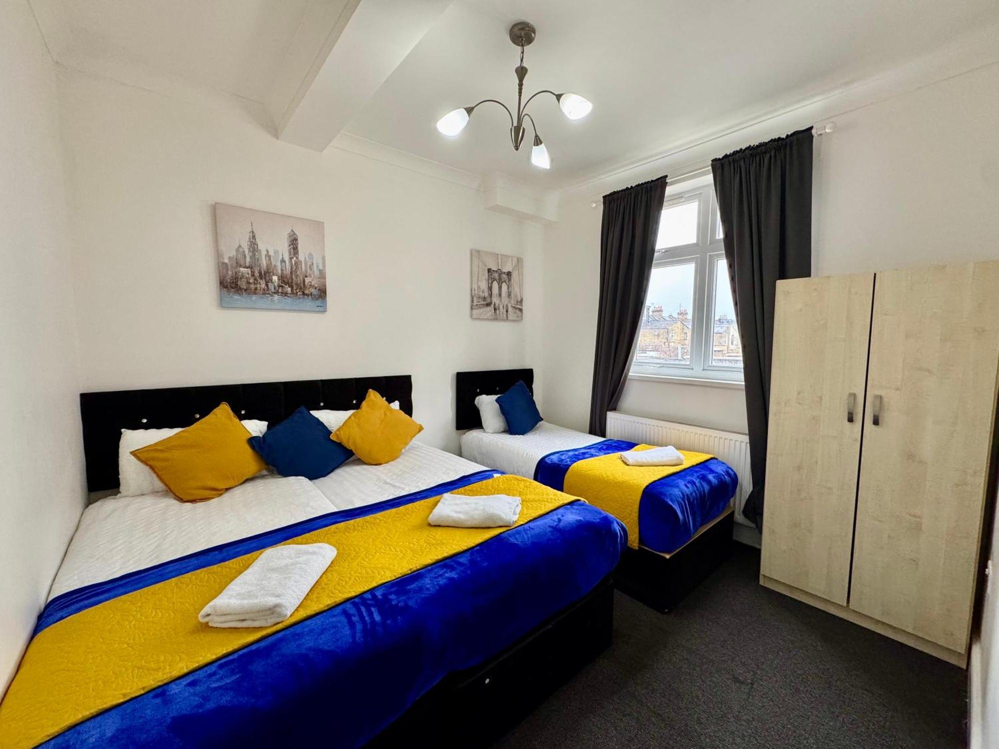Holiday home 4 Bedrooms House, 3 Bathrooms , Separate Reception, Full Kitchen, Garden, Parking *