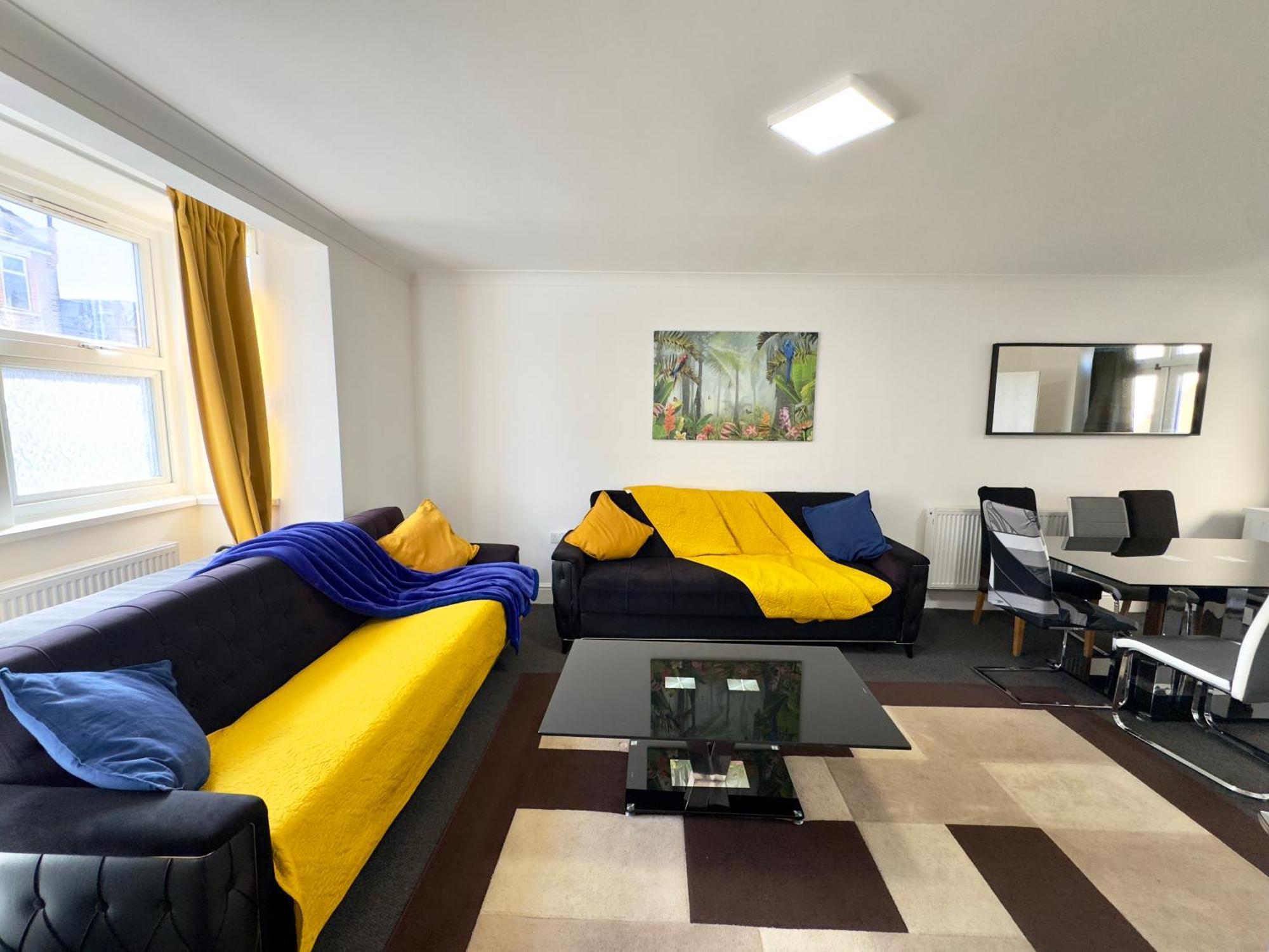 4 Bedrooms House, 3 Bathrooms , Separate Reception, Full Kitchen, Garden, Parking Holiday home *