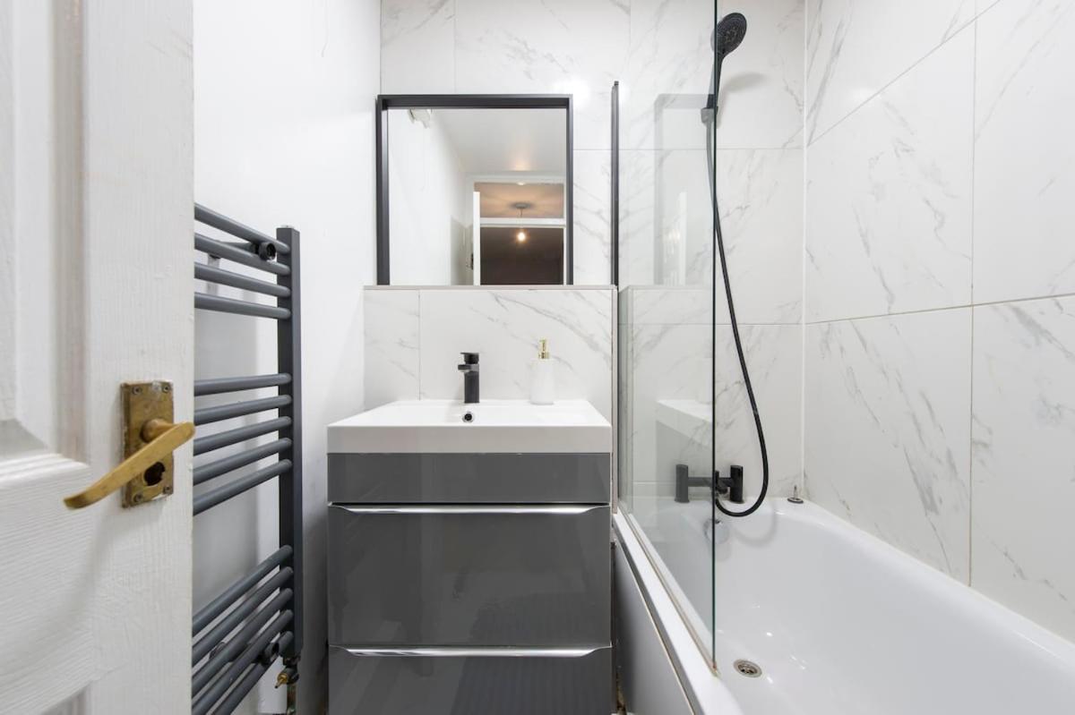 Lovely 2-bed 20 Mins To Apartamento *